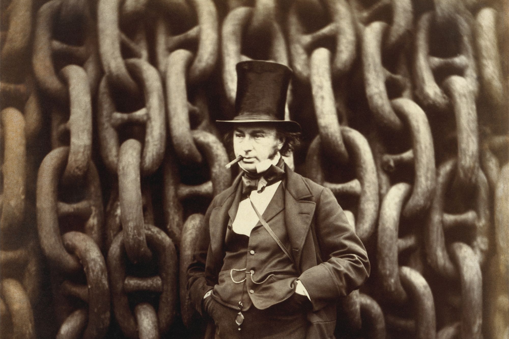 Isambard Kingdom Brunel i 1857, ved kjettingene som ble brukt til å sjøsette det gigantiske skipet <em>Great Eastern</em>.
