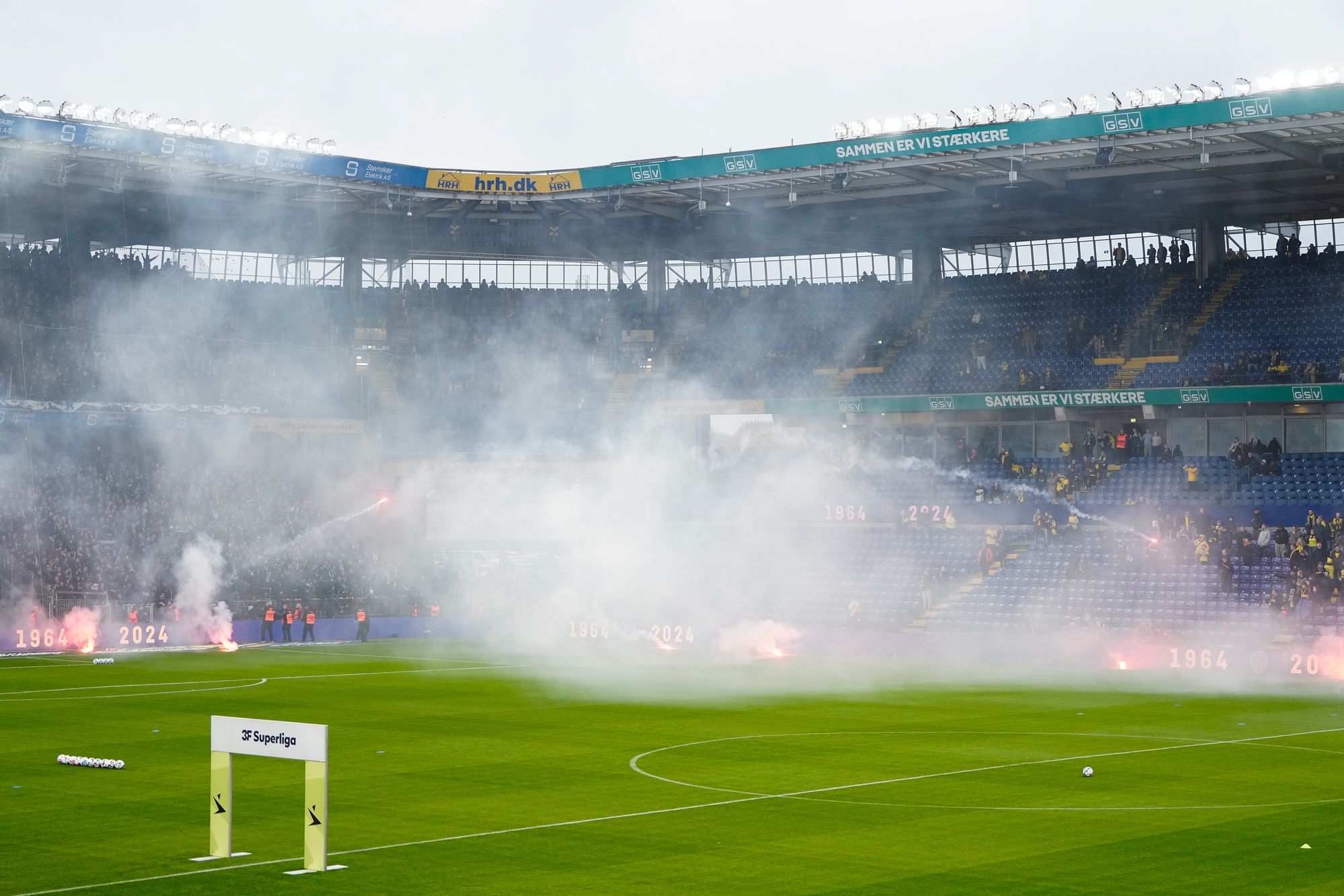 Supportere kastet bluss mot hverandres før Superliga-kampen mellem Brøndby IF og FC København forrige helg.