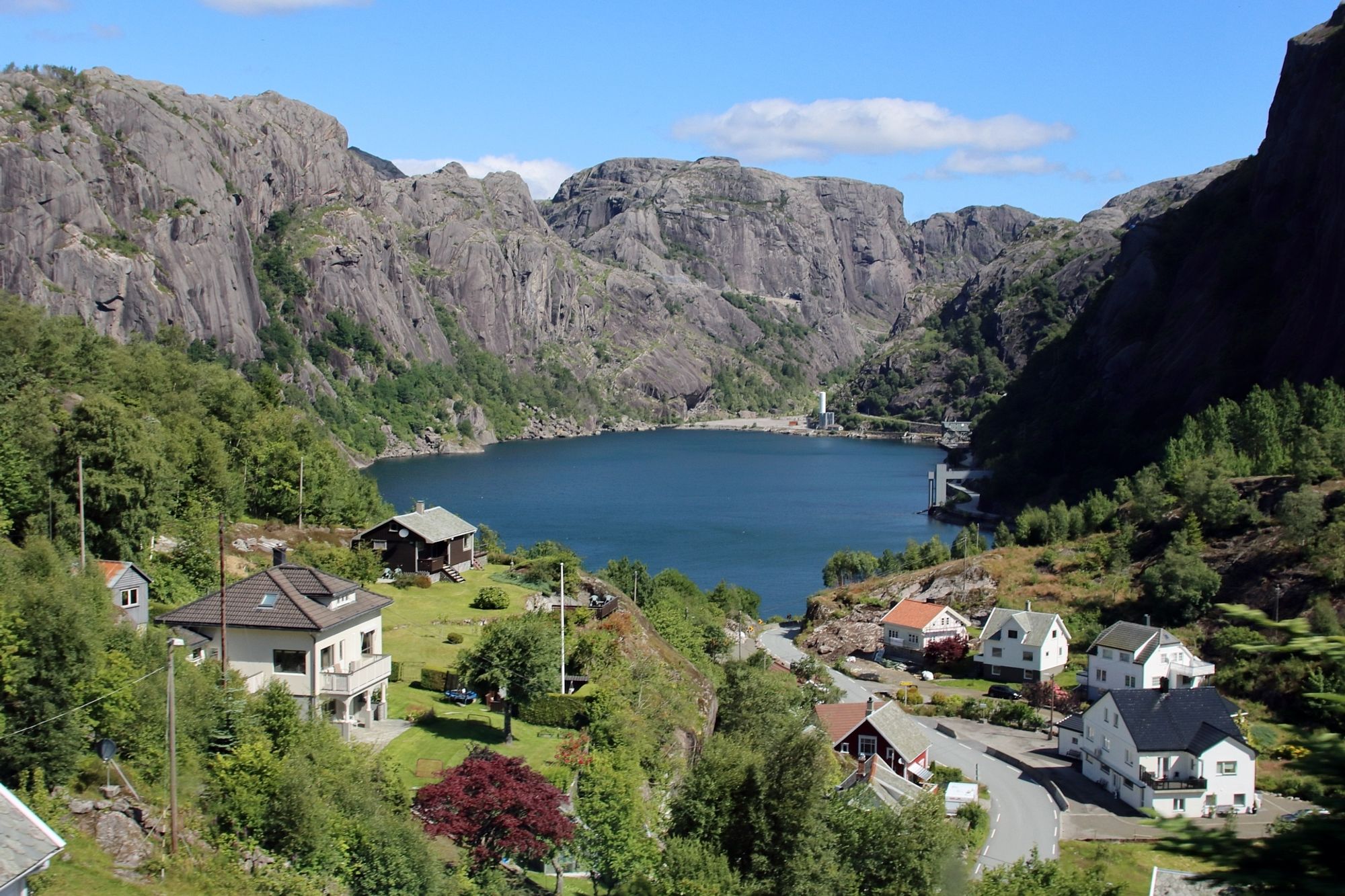 Jøssingfjord i Sokndal kommune i Rogaland. Oppe på fjellet til høyre ligger Titanias dagbrudd og Tellenesvatnet, som er magasin for Jøssingfjord kraftverk.