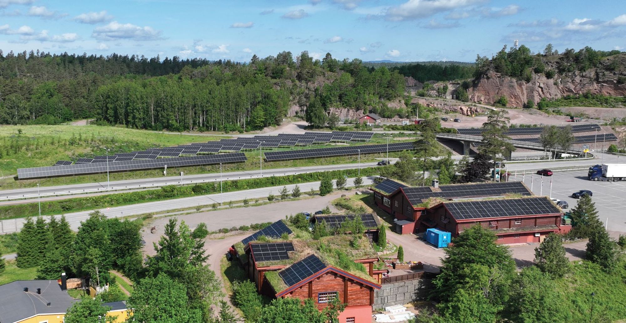 Modell av det planlagte solcelleanlegget ved den sørgående siden av E18 ved Stokke i Vestfold. På hitsiden av veien ligger Furulund Kro & Motel, som har solceller på taket fra før.  