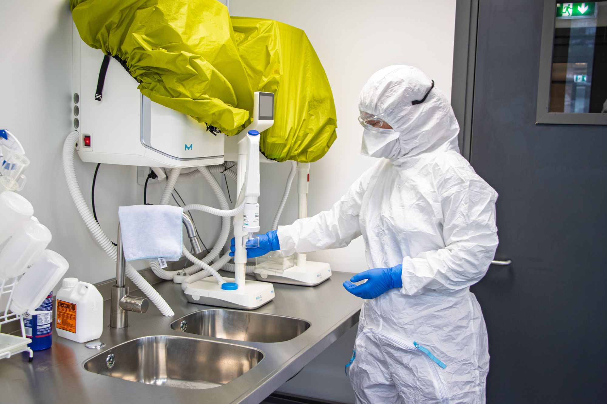 Norce ancient DNA lab Bergen. Stijn de Schepper og Katja Häkli (i lab).