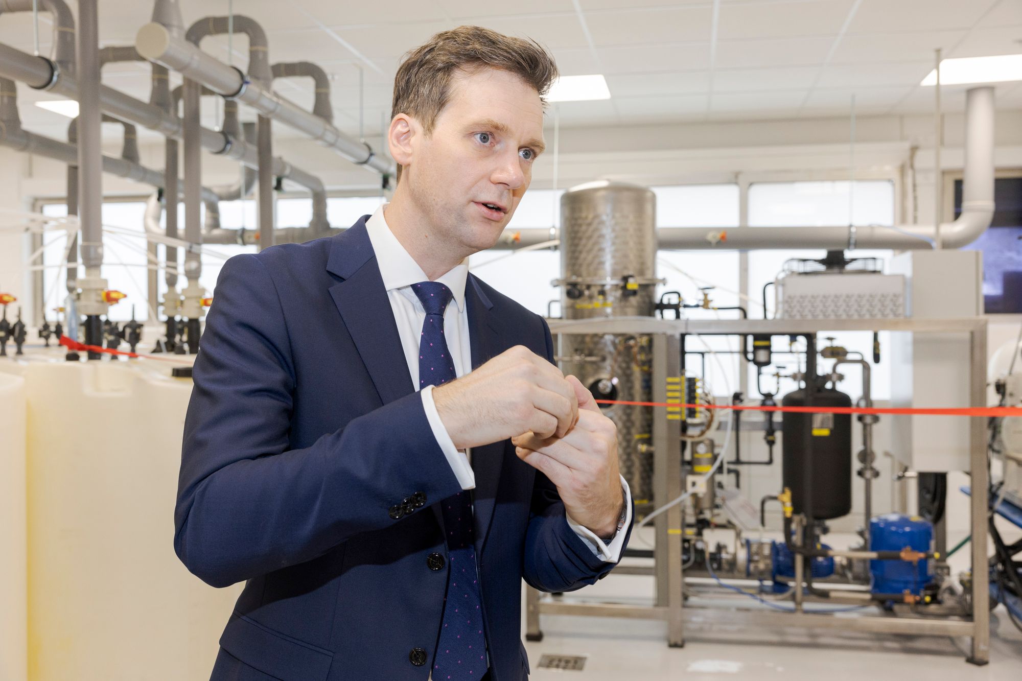 Thor Medical utvikler produkt av thorium og bly som etter videreforedling kan brukes i kreftbehandling. Nå kan konsernsjef Jasper Kurth melde om at de har inngått to avtaler. Her fotografert under åpningen av pilotfabrikken i 2024.