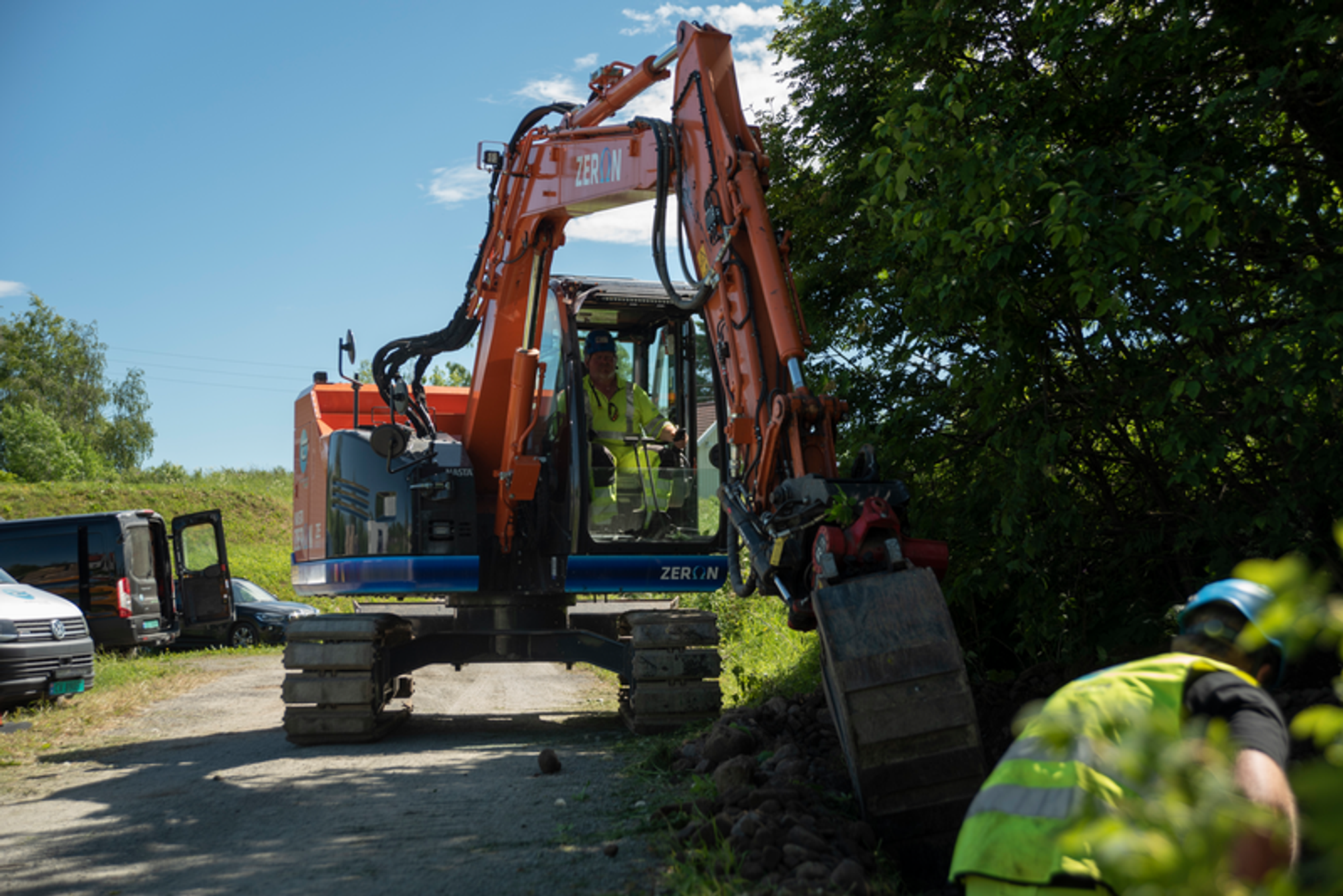 Telenor vil holde hele fibernettet åpent når de dereguleres, det vil si både i de regulerte og de deregulerte områdene. Her fra graving av fiber på Toten.