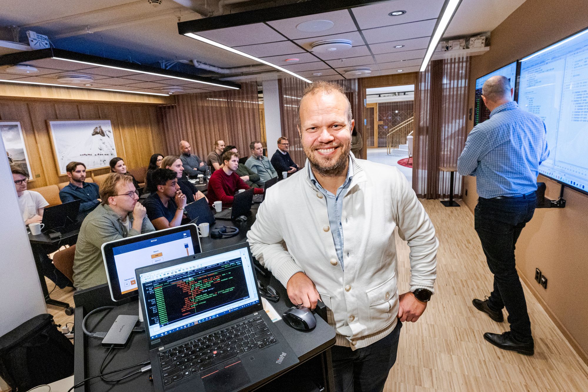 Mer av Storebrands IT-drift er nå flyttet til utenlandske datasentre. John Kristian Sandvik er direktør Digital Corporate i Storebrand. Utviklerne bak ham får opplæring i Cobol-programmering på kurs hos Kyndryl i Oslo.