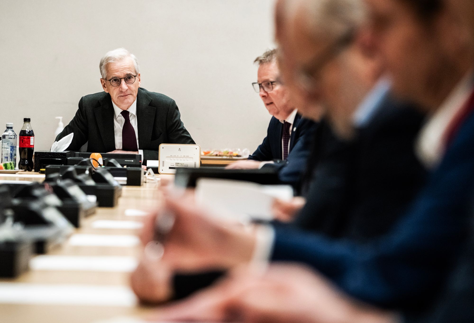 Statsminister Jonas Gahr Støre (t.v.) og forsvarsminister Bjørn Arild Gram møtte forsvarsindustrien på Statsministerens kontor onsdag.