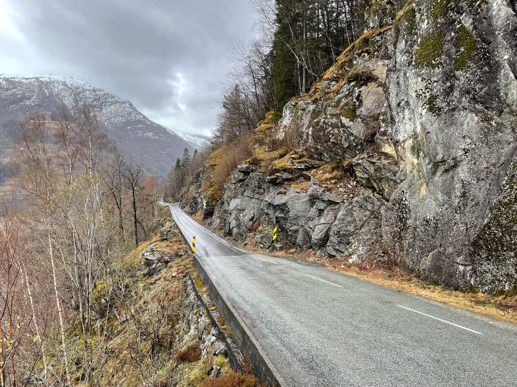 Fylkesvei 79 ved Haukanesstølen i Granvinsfjorden i Hardanger. Her skal 180 meter av veien utvides i løpet av 2025.