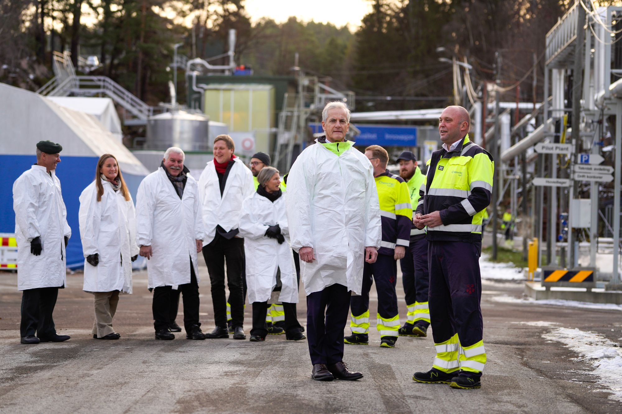 Statsminister Jonas Gahr Støre og administrerende direktør i Chemring Nobel Helge Husby besøker fabrikken på Sætre. Nå vurderes det å bygge ny fabrikk i Asker.