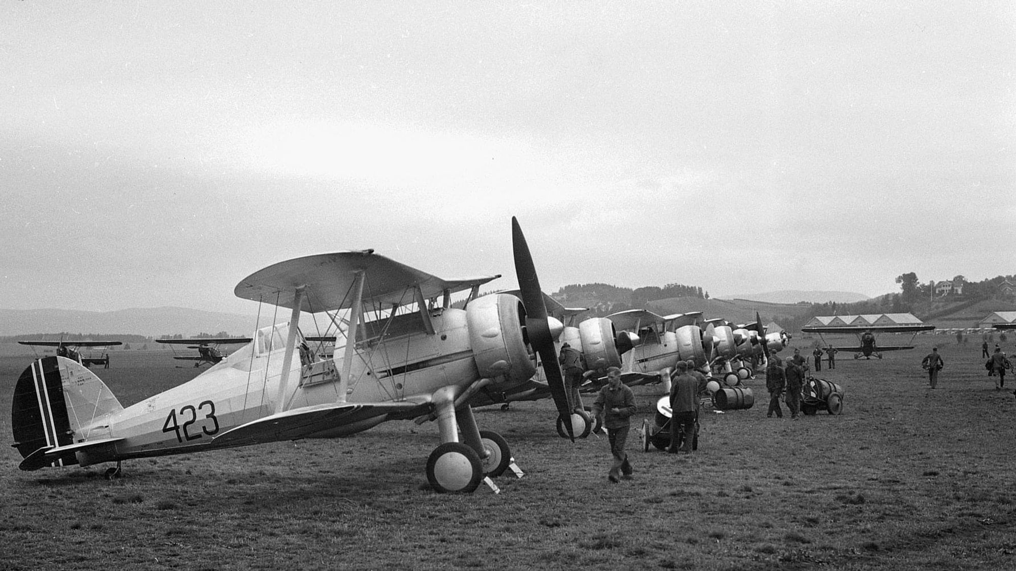 – Restaureringen av flyet bidrar til at en viktig del av historien om krigens første dager i Norge blir bevart, sier forsvarsministeren. Her er  Gloster Gladiator nummer 423 på Kjeller på slutten av 1930-tallet.