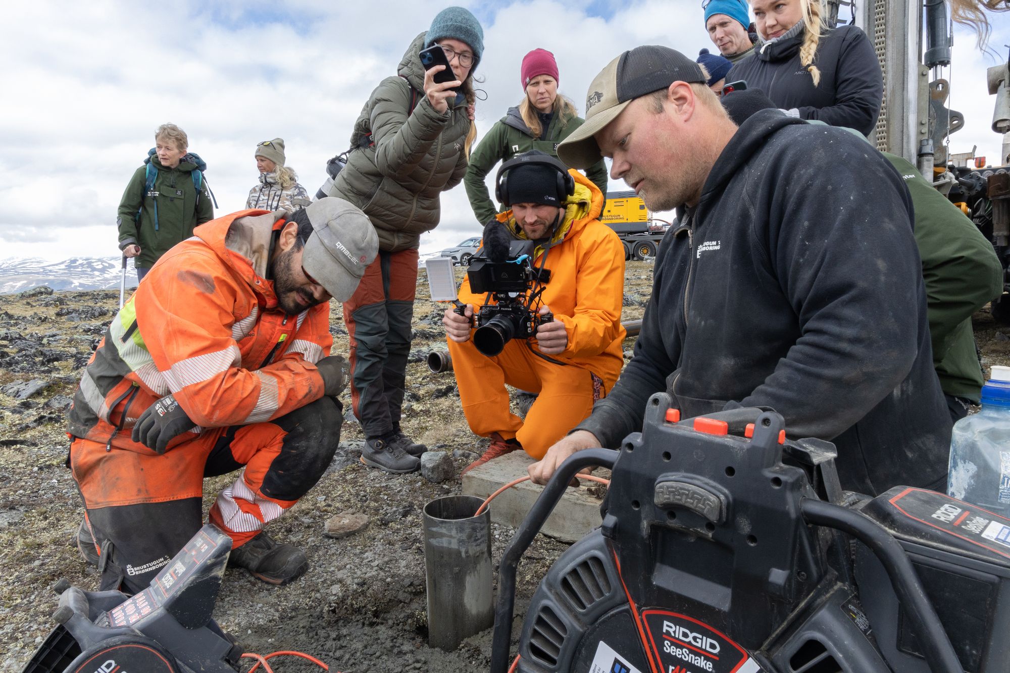 Spenningen var stor da forskere fra UiO, NTNU, Meteorologisk institutt og ansatte ved Norsk Fjellsenter fikk muligheten til å se live video-overføring fra bunnen av det 45 meter dype nyborede hullet på Dugurdskampen i Jotunheimen.