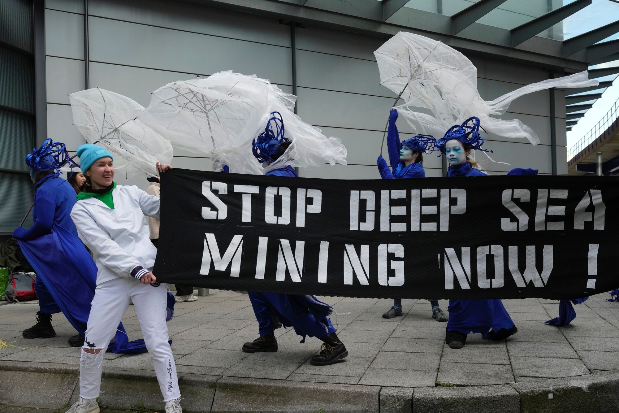 En gruppe demonstranter fra Ocean Rebellion utenfor en konferanse om havbunnsmineraler ved Hilton Hotel i London i april i år. 