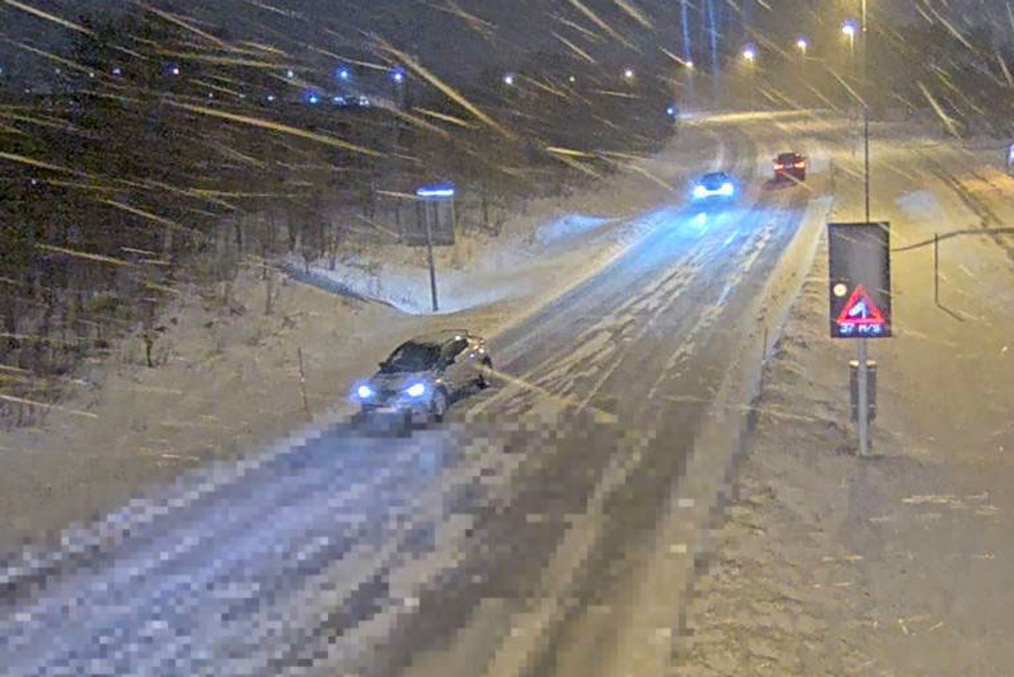 Det snør sidelengs op Sandnessundbrua i Tromsø, viser bilder fra Statens vegvesens webkamera. Det er meldt om vindkast opp til 40 m/s i de nordligste delene av Norge i dag.