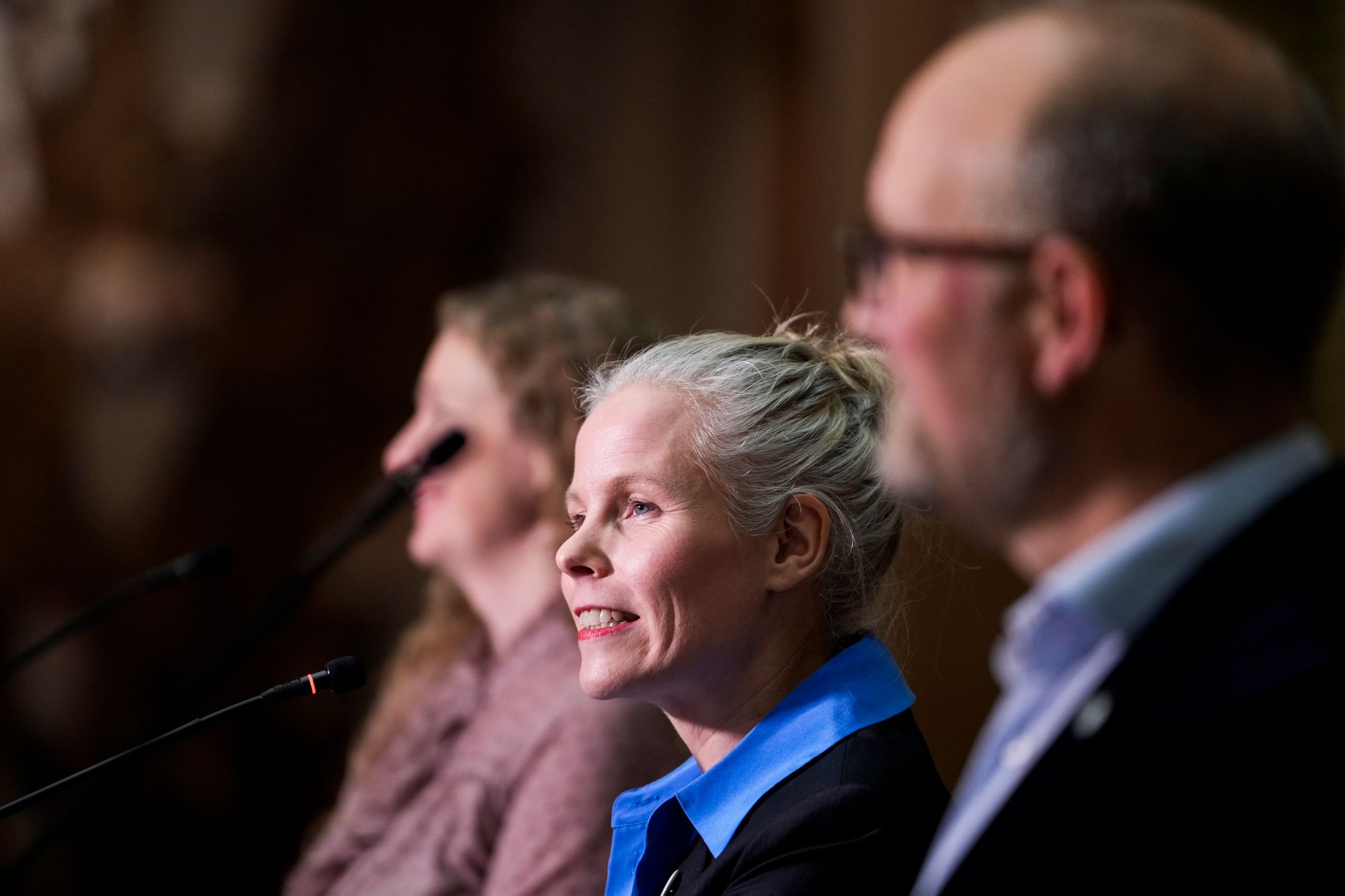 Tuva Moflag (Ap), Kirsti Bergstø (SV) og André Myhrvold (Sp) under pressekonferanse på Stortinget etter SV og regjeringspartiene kom søndag til enighet om statsbudsjettet for 2025.