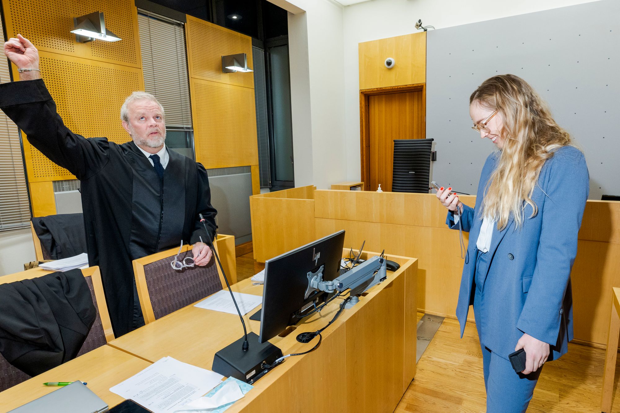 Tinius-stiftelsens Advokat Jon Wessel-Aas snakker med rettslig medhjelper Kaija Bjelland fra Regjeringsadvokaten under første dag av rettssaken Tinius vs. staten. Sakkyndig vitne Inga Strümke i bakgrunnen.