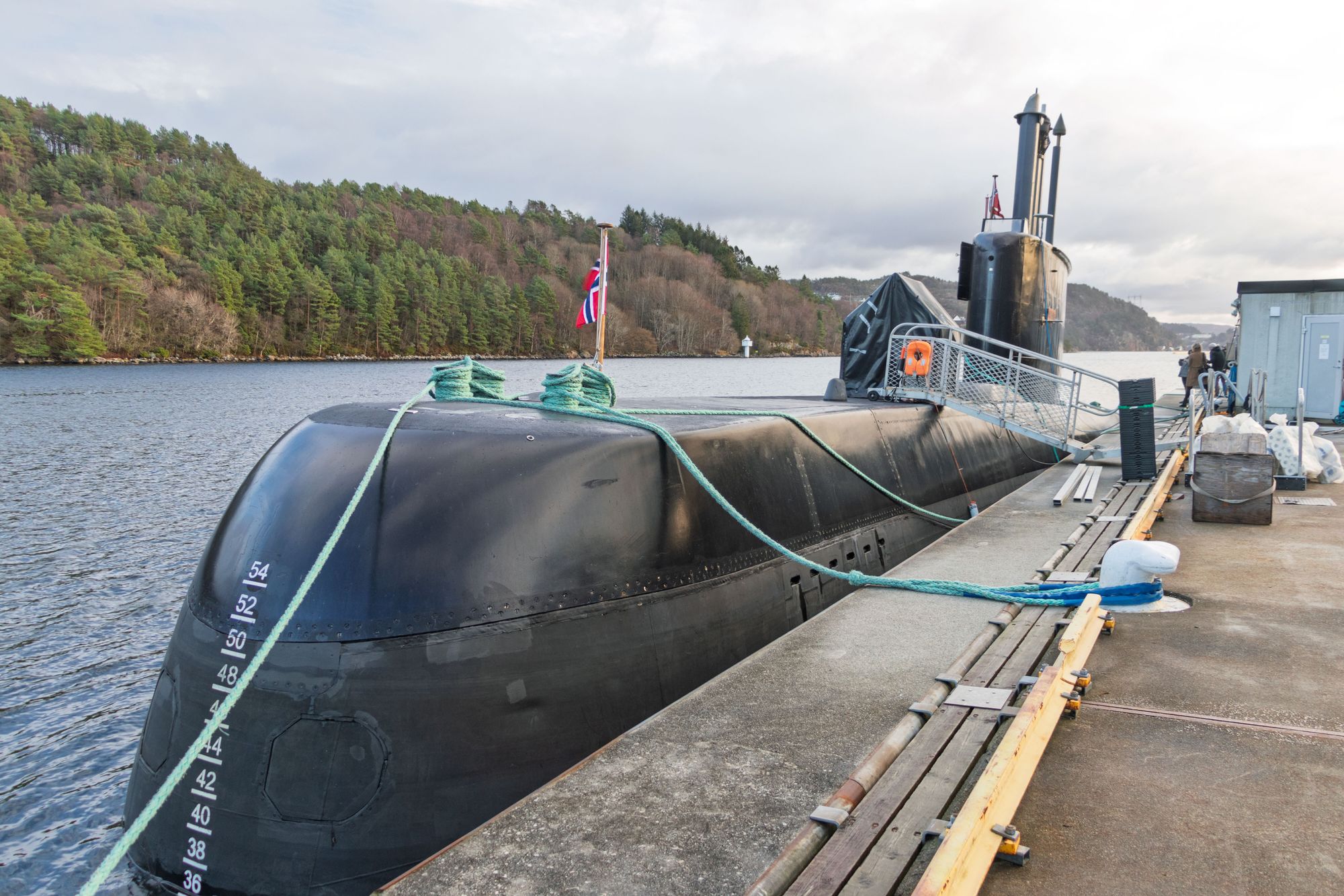 Tysklands forsvarsminister Boris Pristorius i samtale med forsvarsminister Bjørn Arild Gram. Til høyre sjef for den tyske marinen viseadmiral Jan Christian Kaack.