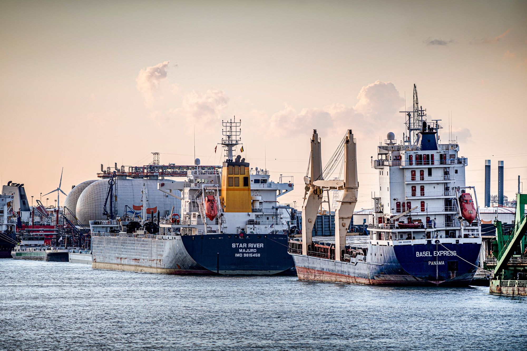 EU skjerper krav til utslipp fra skip som seiler mellom EU/EØS-havner. Skip over 5000 bruttonn omfattes både av kvoter og FuelEU Maritime som betyr gradvis skjerpede krav til drivstoff og CO2-intensitet.