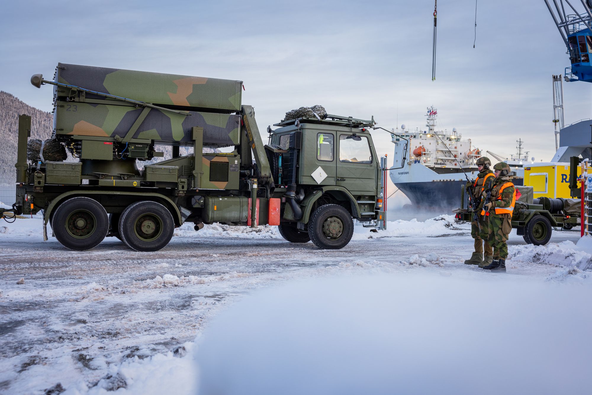 NASAMS-luftvernutstyr lastes om bord på transportskip i Orkanger havn på vei til Polen, bare et av veldig mange eksempler på en stadig økende eksport av forsvarsmateriell.