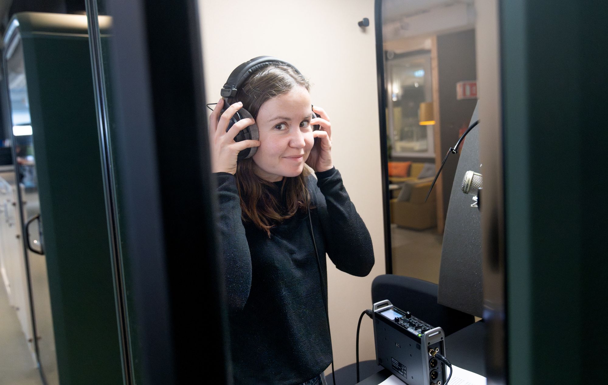 Journalist Heidi Caroline Sævold leser inn lyd for den nye KI-stemmen vår.