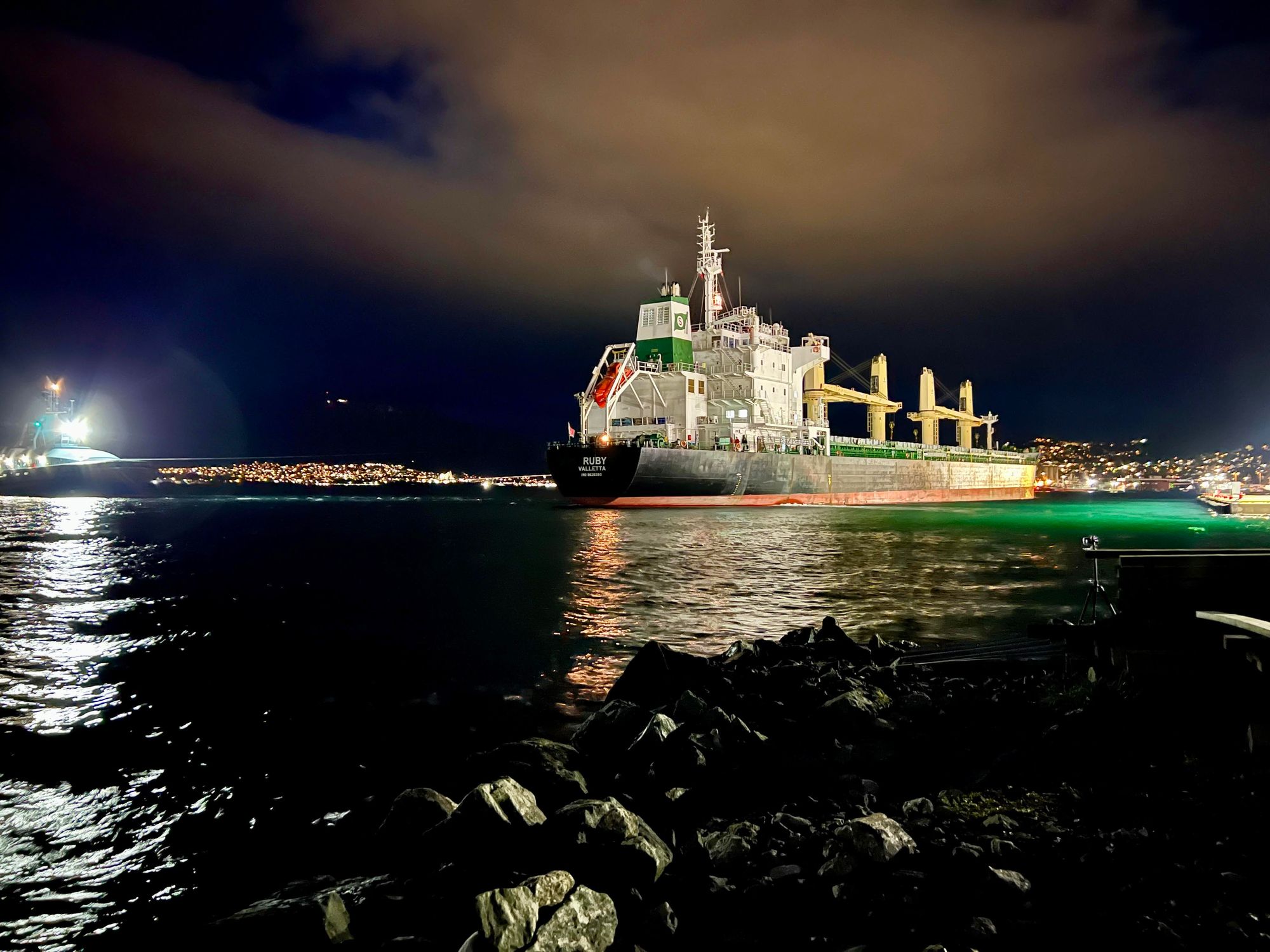 Lasteskipet Ruby til kai i Tromsø. Slepingen fra kai ble en dyr affære for staten.