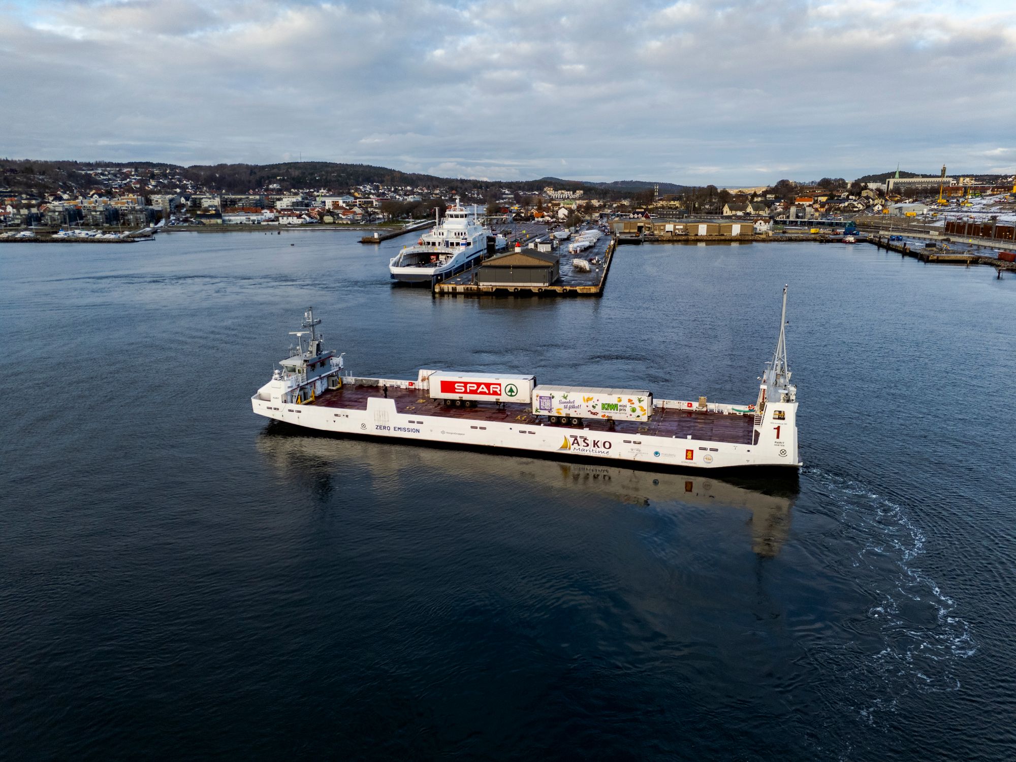 Fra fjernstyringssenteret (ROC) i Horten overvåkes nå MS Yara Birkeland, MS Marit og MS Therese samt to ubemannete overflatefartøy (USV) for Reasch Subsea.  Frikk S.  er ROC-tekniker - ETO og skal gjøre elektrikerens arbeid fra Horten.