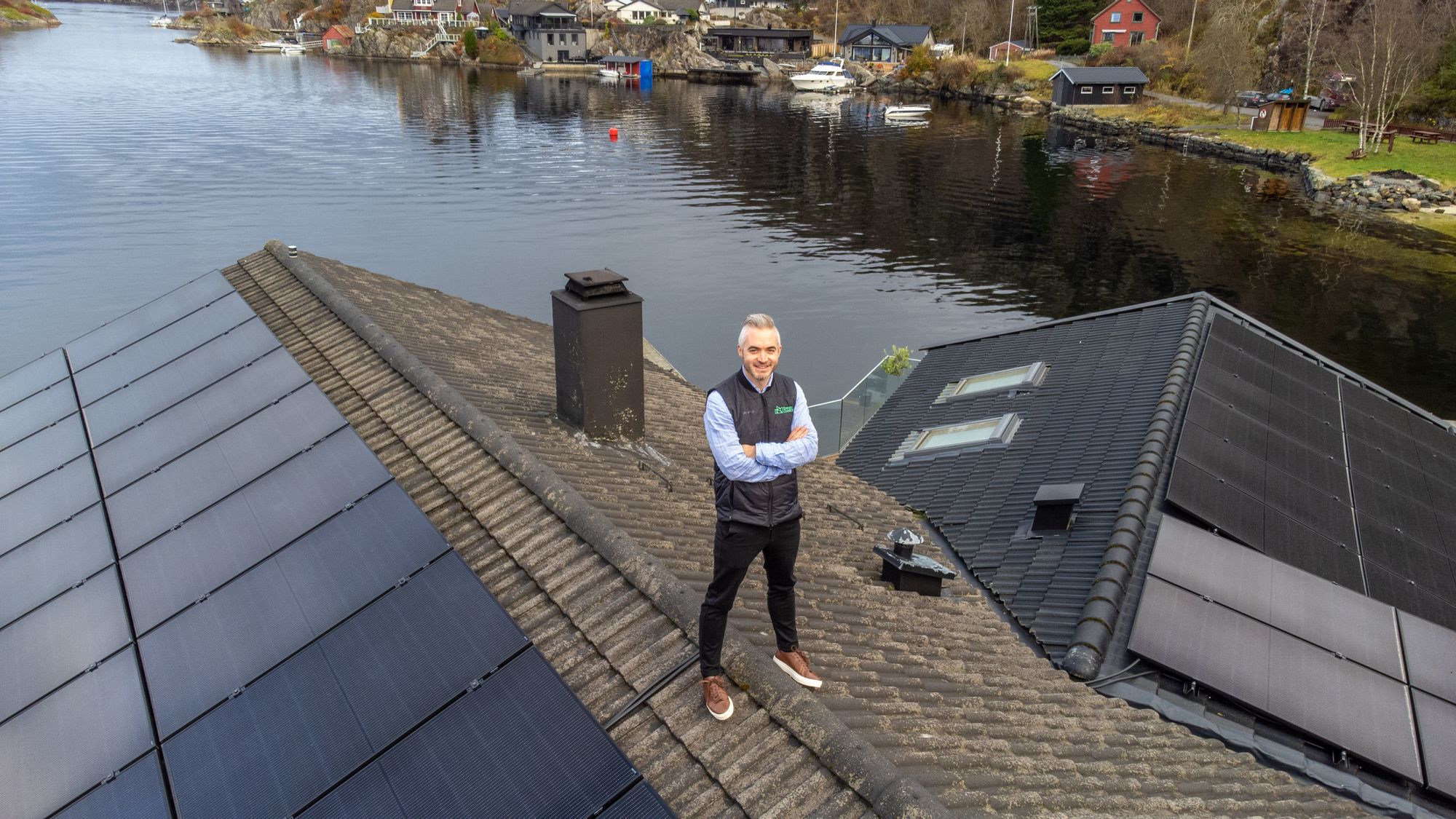 Han har montert solcellepanel på både hus, naust og pergola. Taket til Tommy Hagenes har potensial til å produsere 22,41 kilowattpeak.