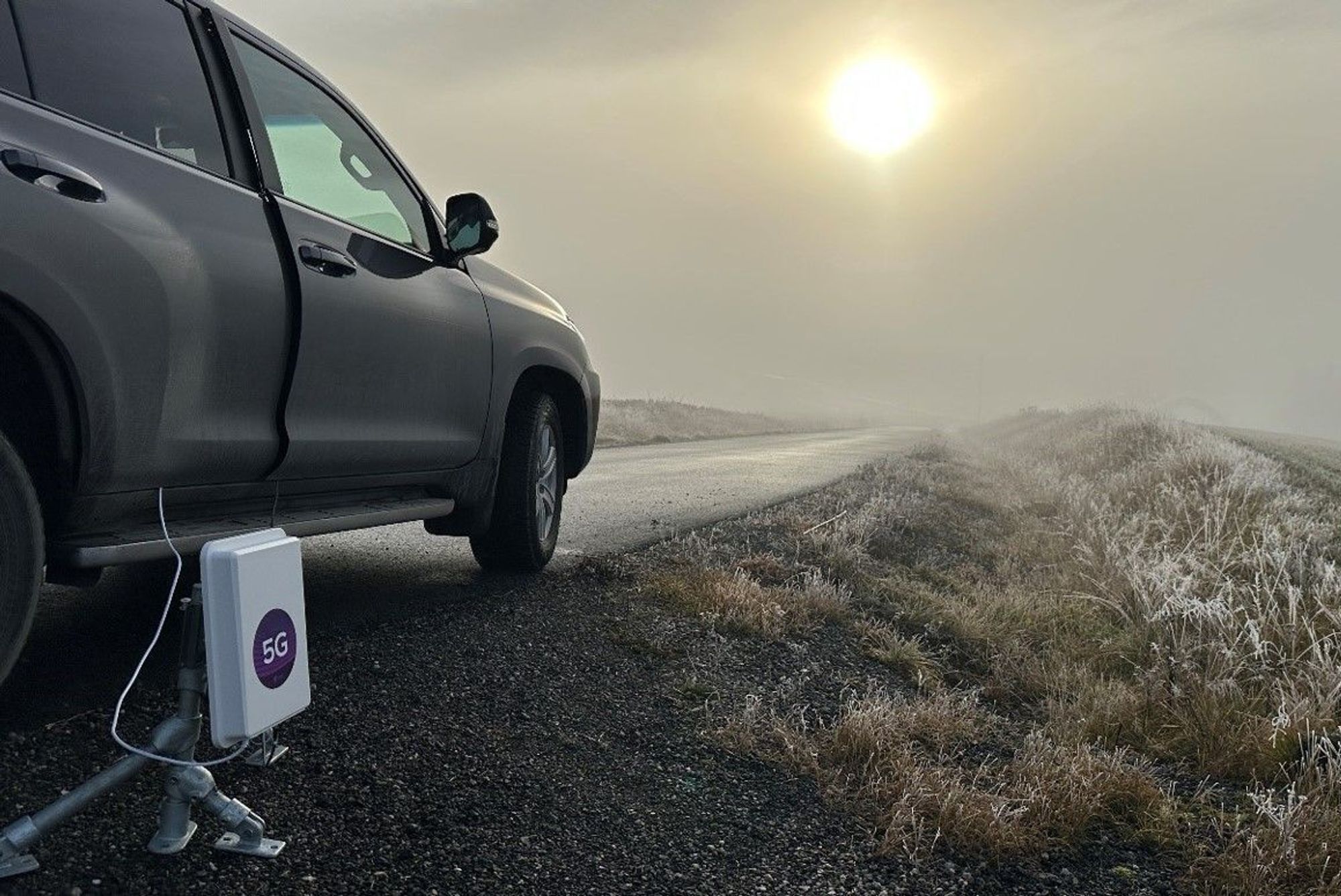 En antenne for fast trådløst bredbånd (FTB) peker mot en basestasjon i Lillestrøm. Testerne kjørte lengre og lengre vekk for å sjekke rekkevidde og ytelse. 