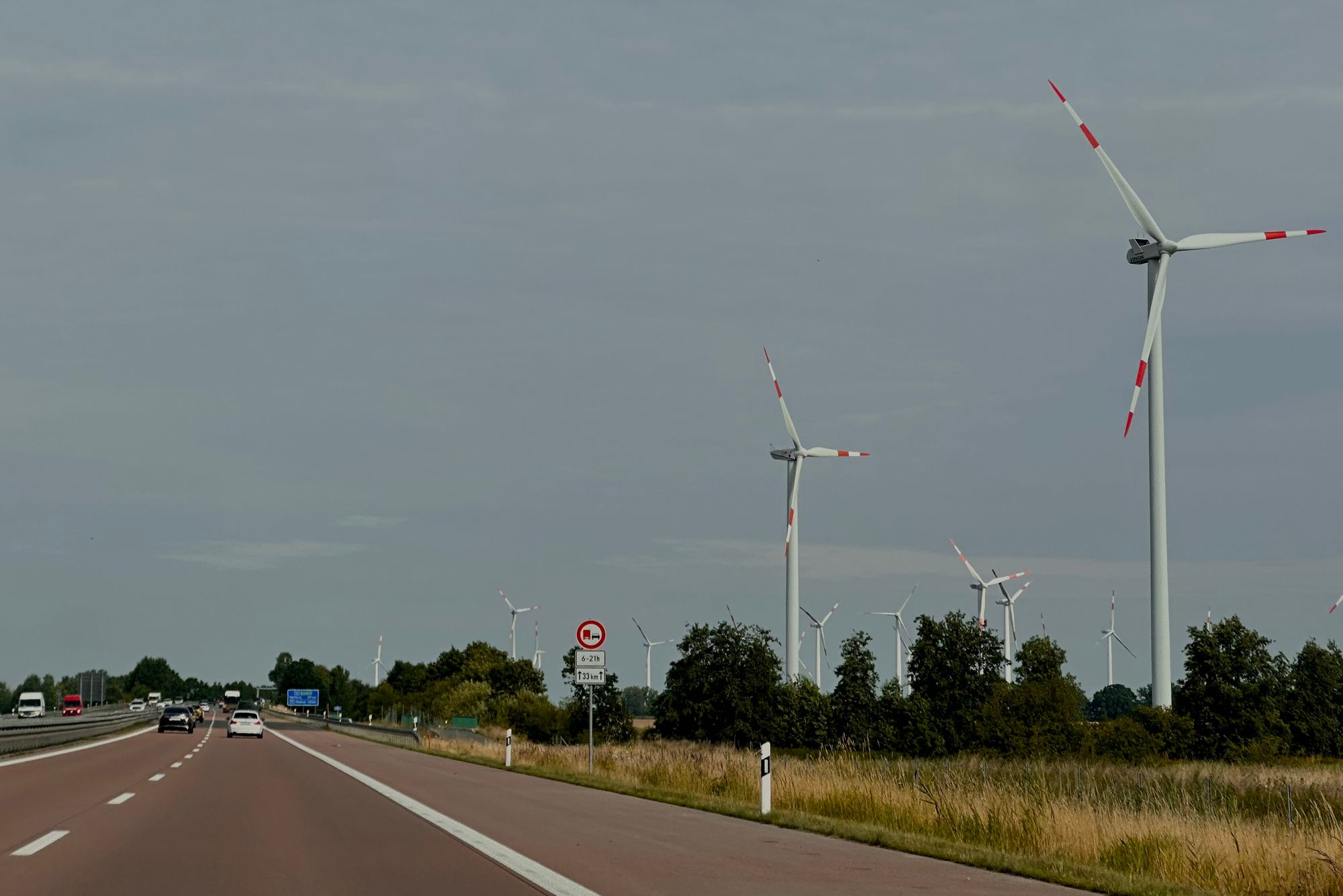 Når det er overskyet eller mørkt og vinden ikke blåser, går strømprisen opp. Det kaller tyskerne dunkelflaute.