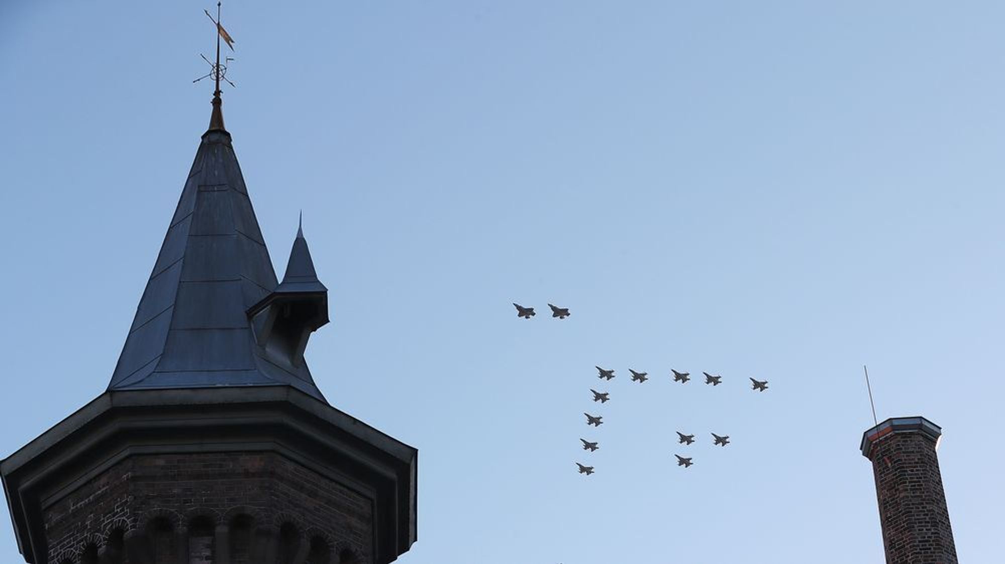 Luftforsvarets «julestjerne 2017» bestående av to F-35 og tolv F-16 over Akershus festning i Oslo.