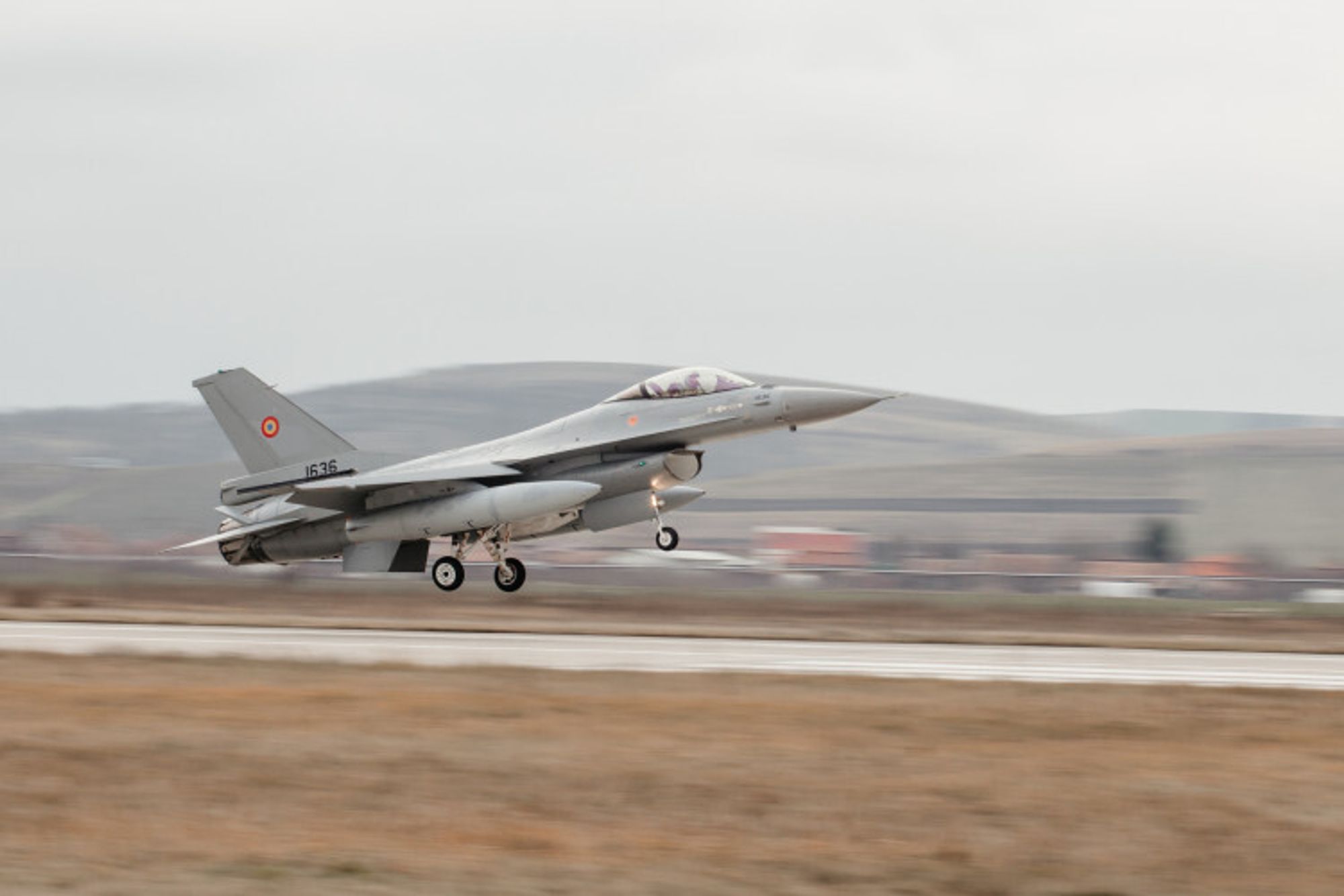 En av de tidligere norske F-16-maskinene lander på Câmpia Turzii i Romania fredag ettermiddag.