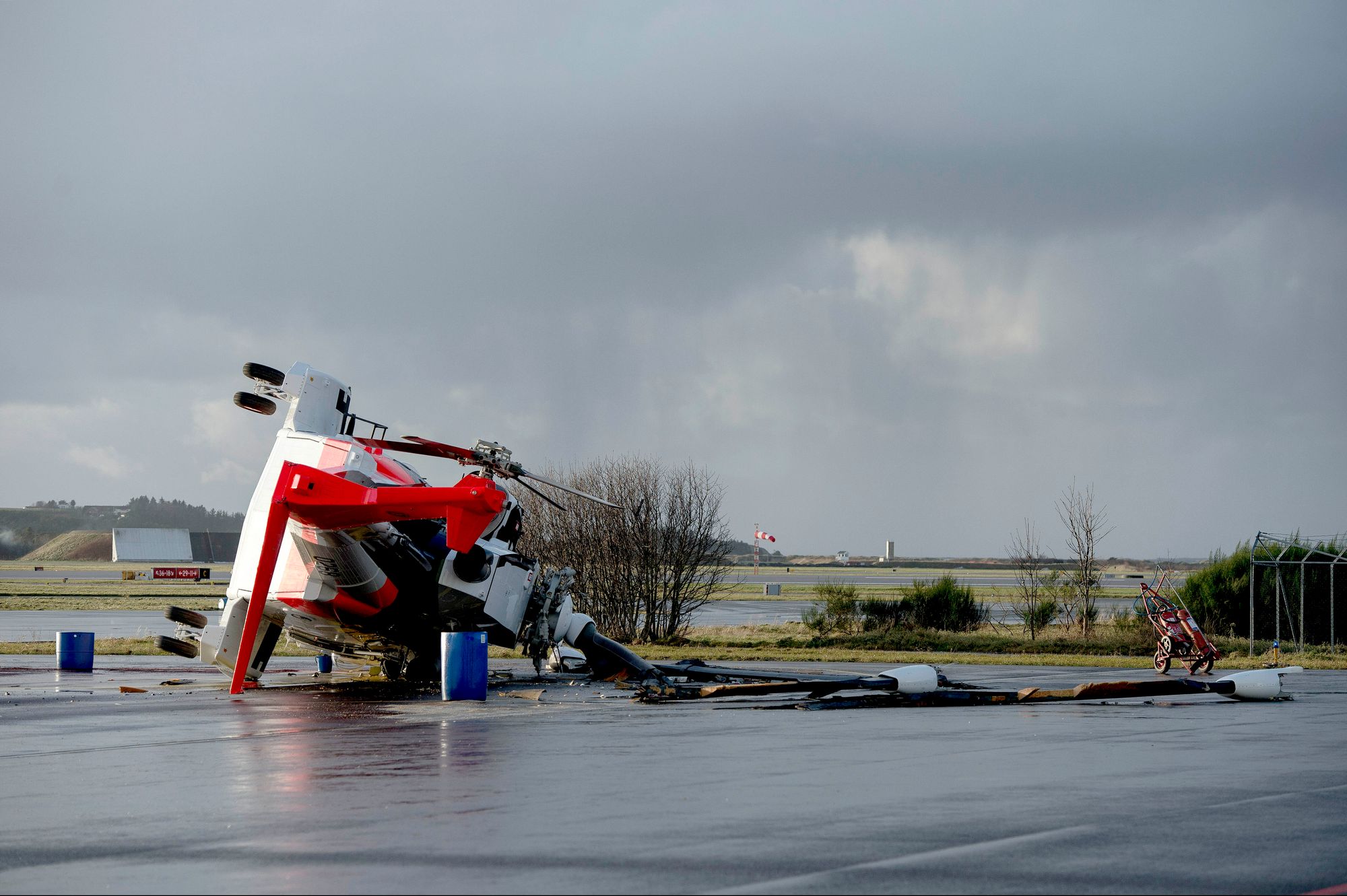 Her ligger 330 skvadrons første AW101 på siden med ødelagt hovedrotor på Sola flystasjon, etter at den veltet 24. november 2017.