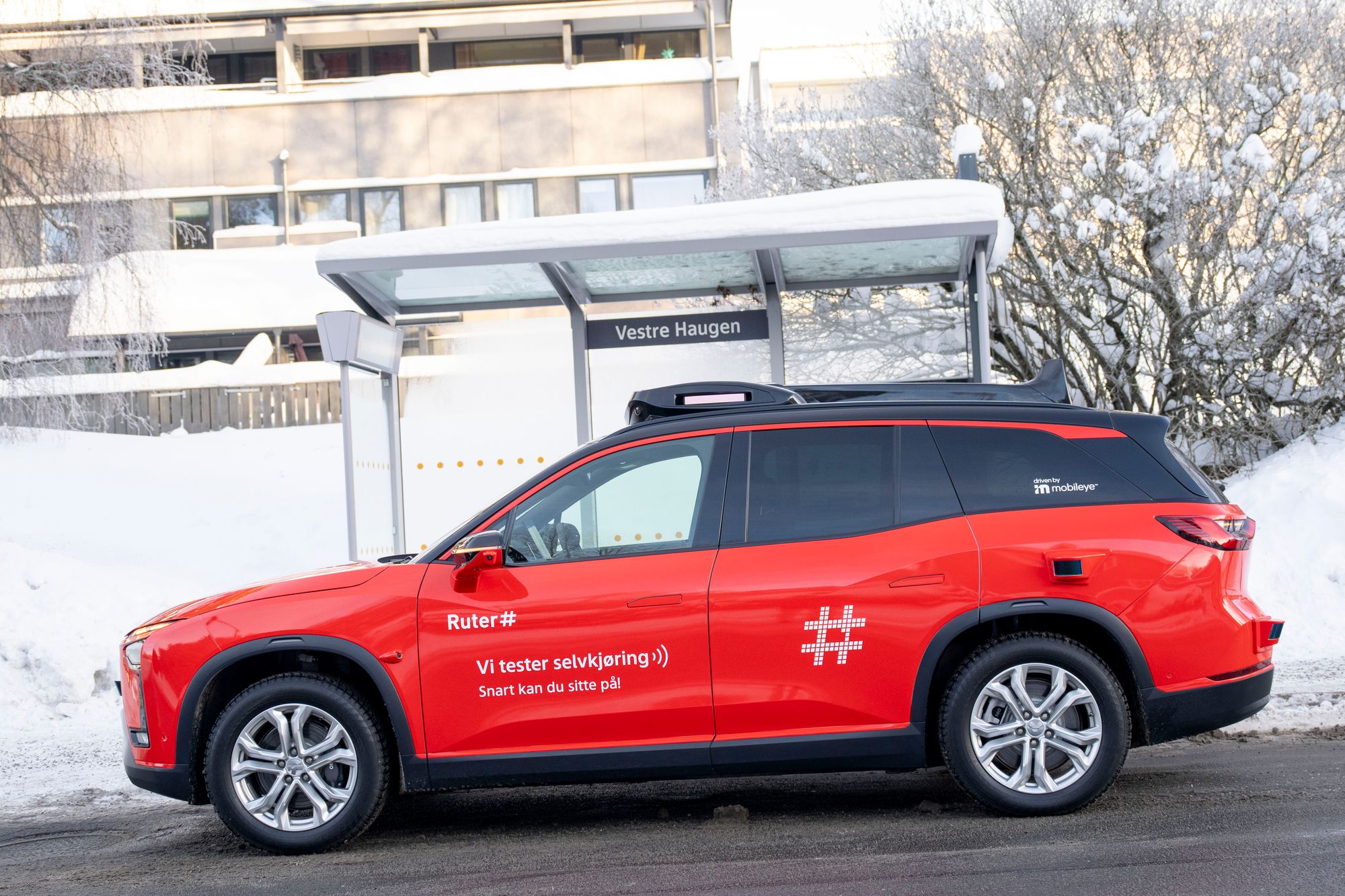 Enn så lenge er det selvkjørende personbiler som testes i vanlig trafikk, men på sikt skal bilene være mer egnet til deling av flere.
Foto: Javad Parsa / NTB