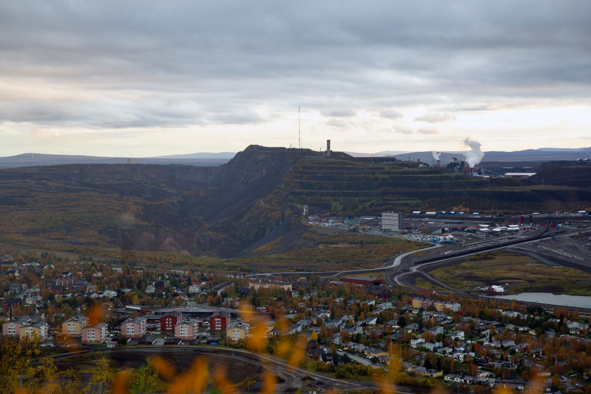 Den statlige, svenske gruvegiganten LKAB utsetter sine planer om å bli fossilfri. Dermed får Nord-Norge fortsatt tilgang på store mengder vindkraft fra Nord-Sverige. Bildet viser LKABs gruve i Kiruna.