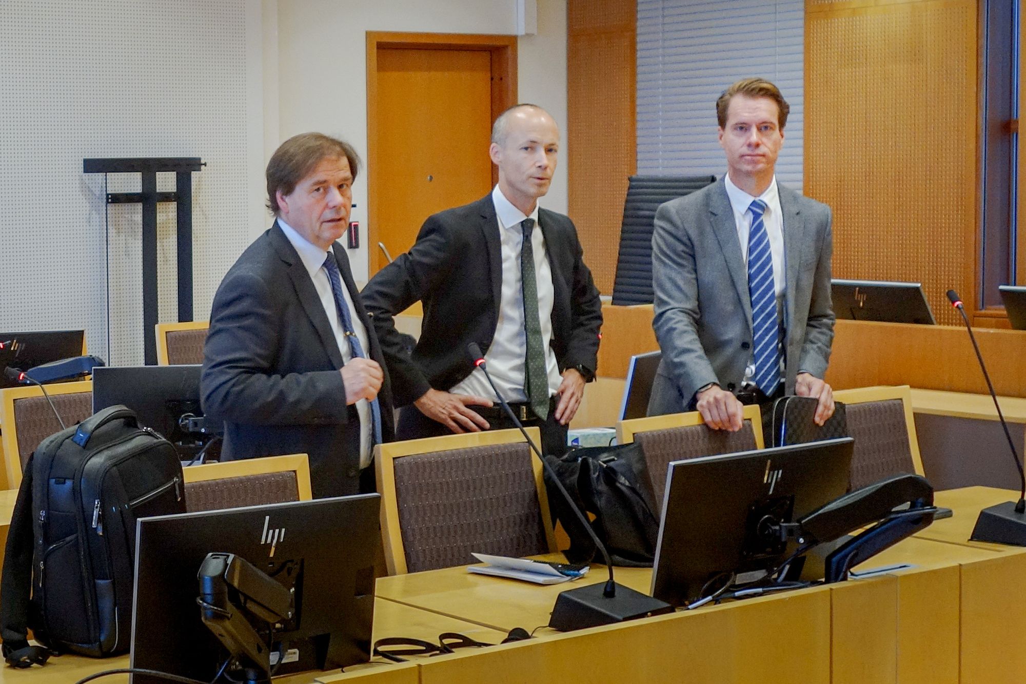 Tore Kvalvik, nestleder i investeringsavdelingen i Forsvarsmateriell (f.v), advokat Ola Nisja fra Wikborg Rein og advokat Ole Kristian Rigland fra Regjeringsadvokaten under et planleggingsmøte i saken.