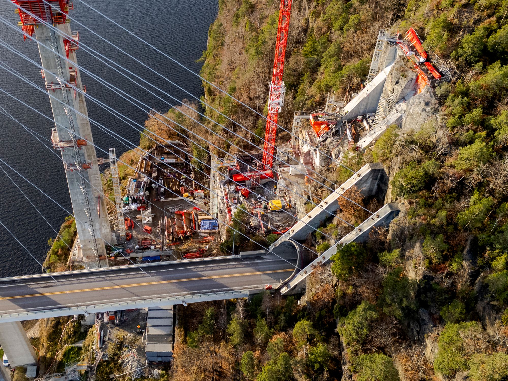 GRENLAND - E18 Langangen-Rugtvet
Ny Grenlandsbru,  606 meter lang skråstagbru med ferdig tårn på 166 meter høyde.
Navn kommer senere.
Foto: Arash A. Nejad