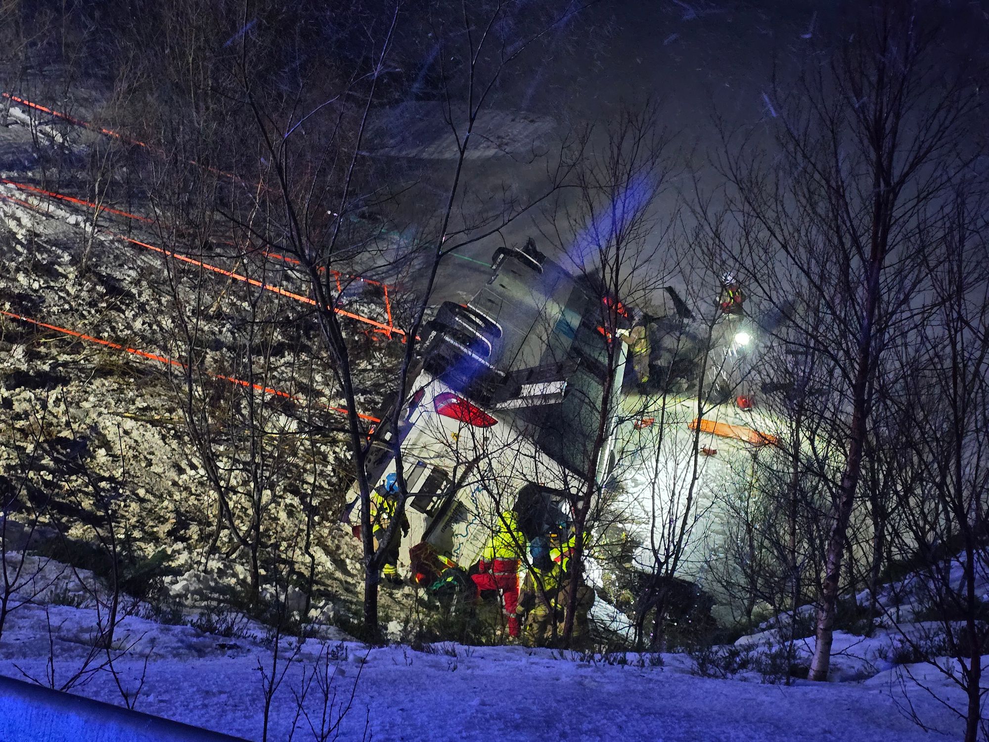 58 personer er involvert i en alvorlig bussulykke på E10 i Hadsel i Nordland.