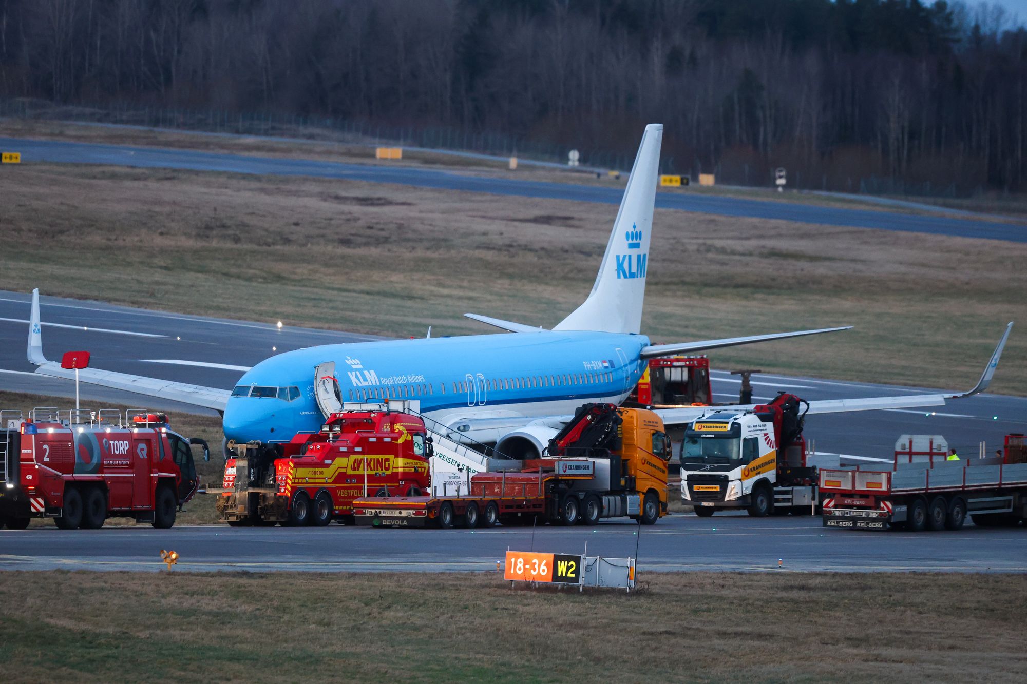 Det var full flystans fra Torp lufthavn i Sandefjord etter at et KLM-fly måtte nødlande på Torp lufthavn lørdag ettermiddag.