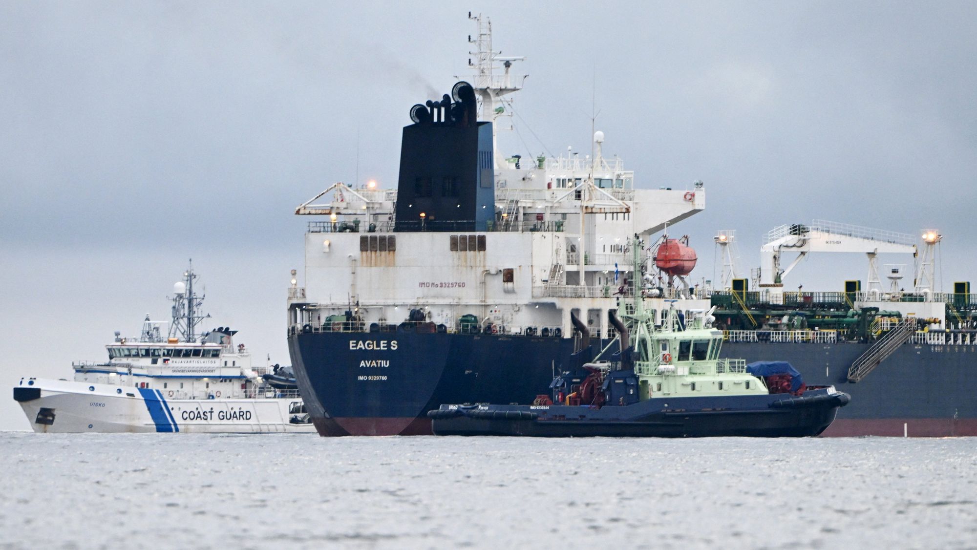 Tankskipet ble eskortert til en havn på halvøya Porkkalanniemi.