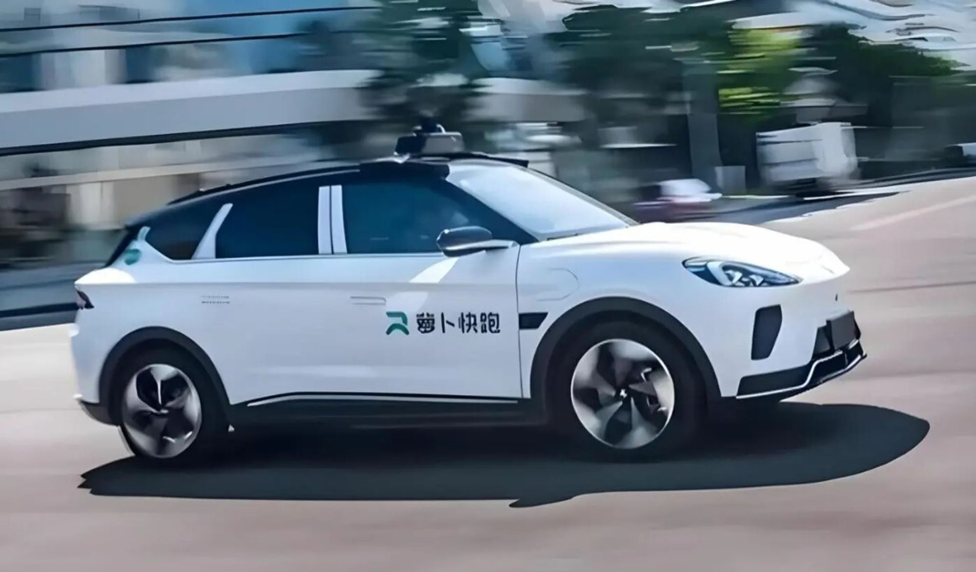 Robottaxi fra Apollo Go kjører nå regelmessig med passasjerer i flere store kinesiske byer, blant annet Wuhan, hvor det er 500 robottaxier i drift.