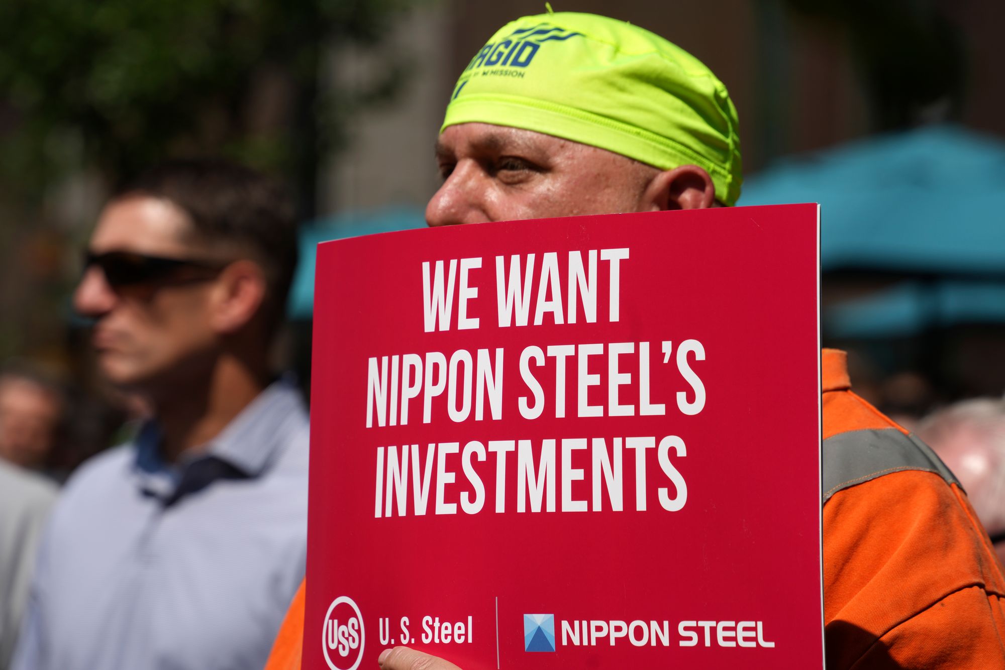 US Steel-ansatte demonstrerte i september i favør av å bli kjøpt opp av japanske Nippon Steel. Joe Bidens oppkjøpsnekt gjør at saken havner i retten. 