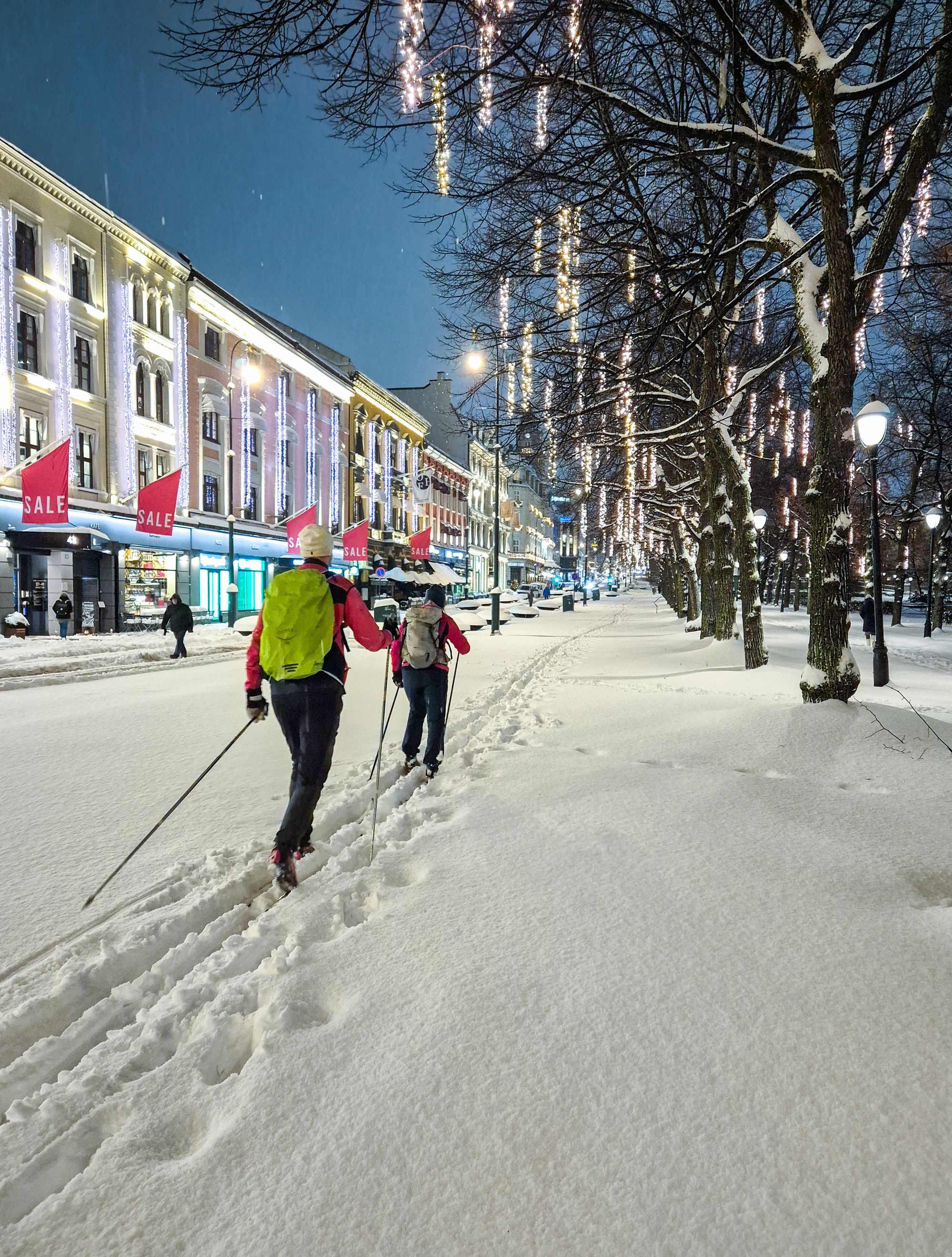 Brøytebiler jobber på spreng med å rydde de snødekte veiene i Oslo. Dette bildet ble tatt mandag kveld, men også tirsdag morgen fortsatte arbeidet.