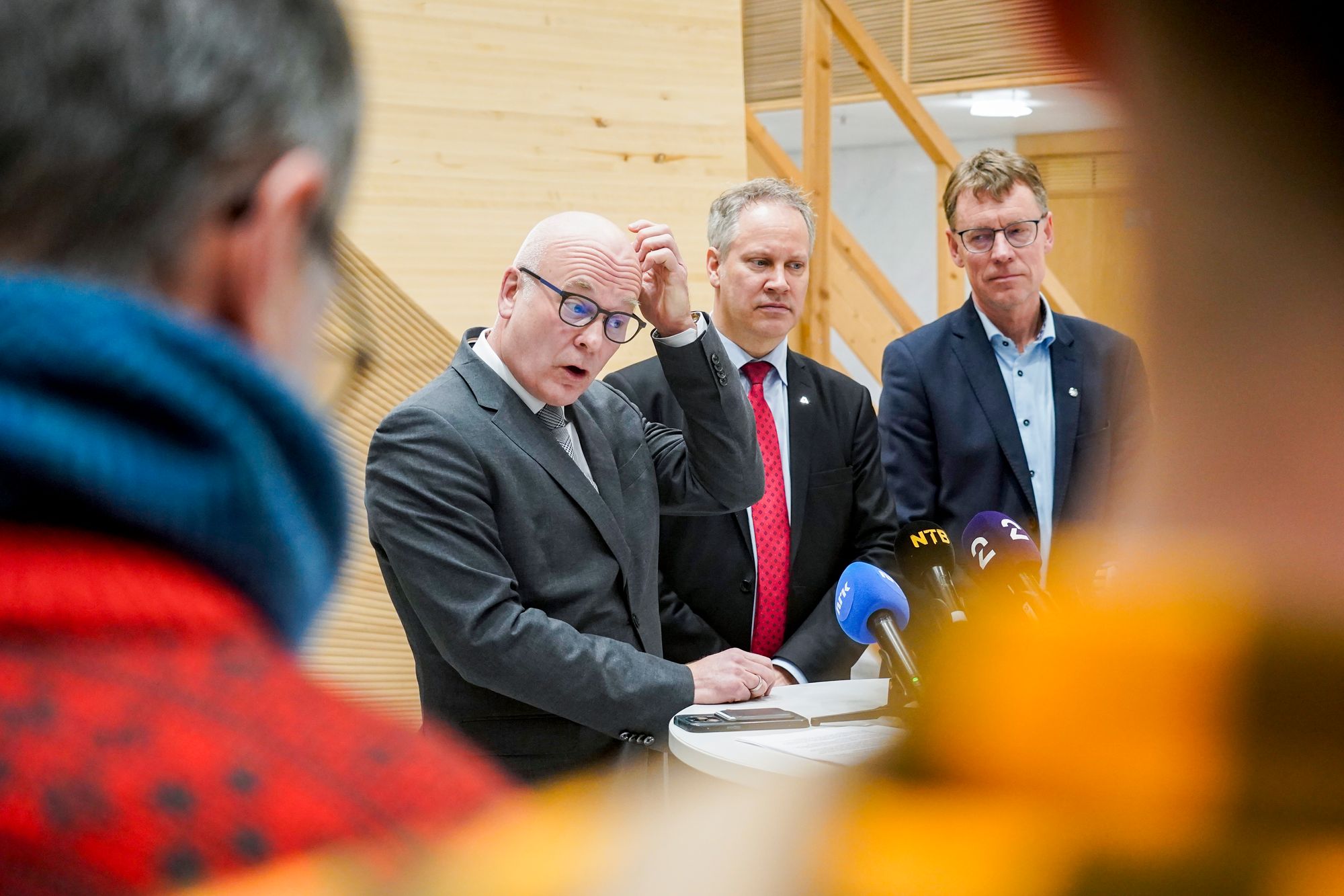 Samferdselsminister Jon-Ivar Nygård (i midten) har holdt møte for å diskutere togstansen i jula. T.v. Bane Nor-direktør Thor Gjermund Eriksen, t.h. Knut Sletta, direktør i Jernbanedirektoratet.