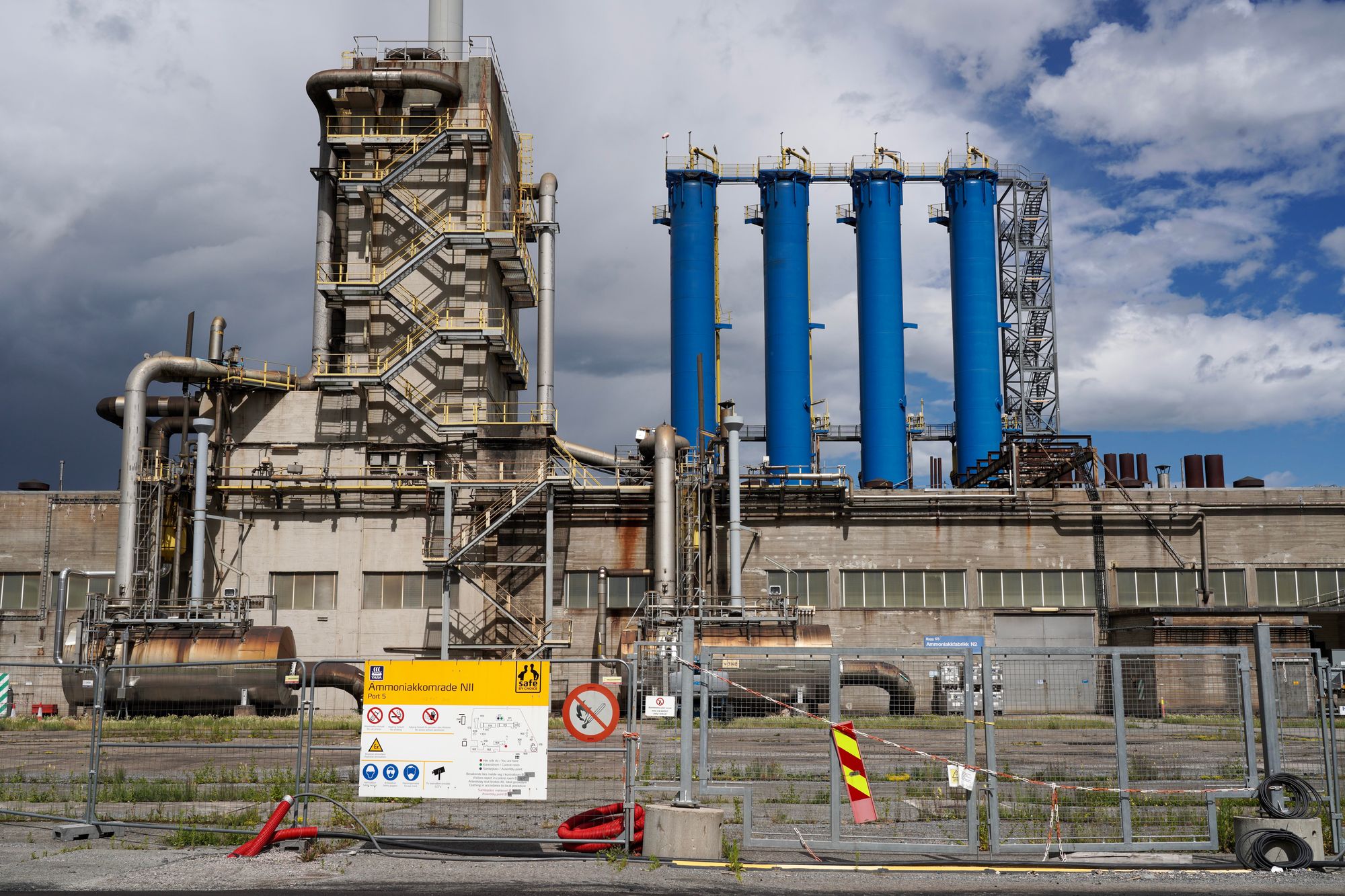 Yaras nye hydrogenfabrikk i Herøya industripark i Porsgrunn ble åpnet i juni i fjor. Anlegget er det største av sitt slag i drift i Europa. Hydrogenet fremstilles med fornybar energi og elektrolyse av vann. Det erstatter dermed naturgass som råstoff.