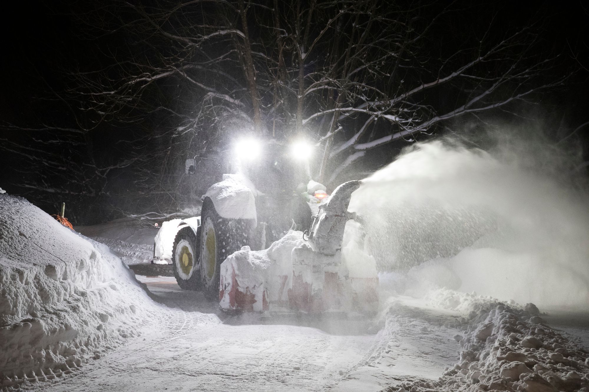 Snøkaos eller bare utfordringer? Kampen om plassen i byene våre har aldri har vært større. Mange steder finnes det ikke plasser å frakte vekk snøen til, sier NTNU-professor Alex Klein-Paste.