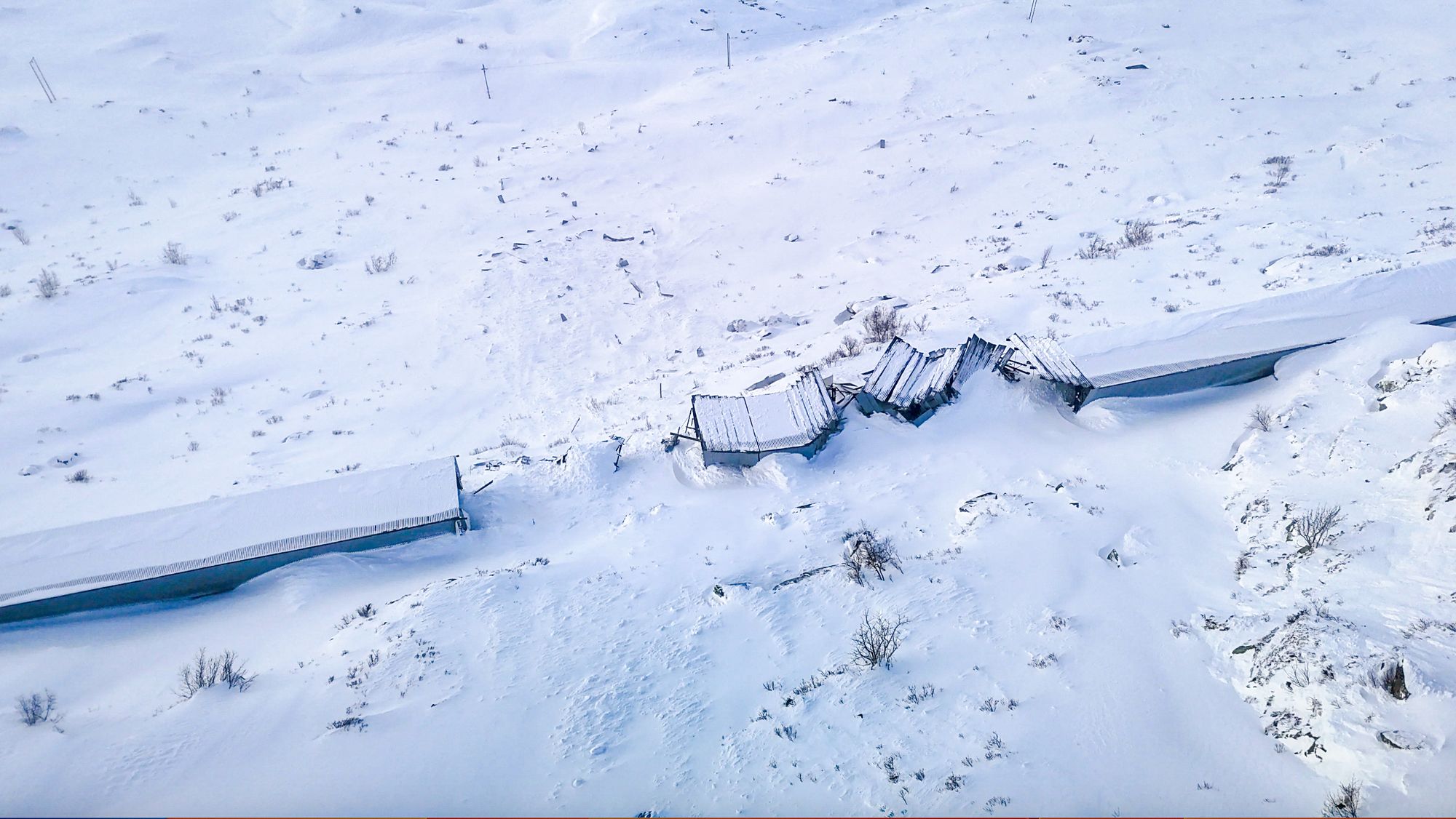 Slik så rasoverbygget på Bergensbanen nordvest for Hallingskeid ut etter å ha blitt utsatt for et snøskred mandag kveld.