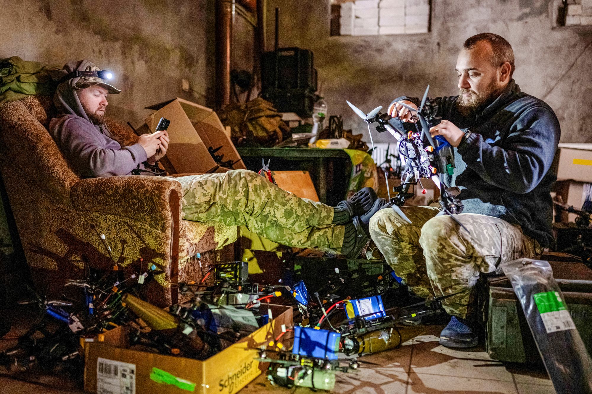 En ukrainsk tekniker ved angrepsdronebataljonen Achilles, 92. brigade, monterer en granat til en FPV-drone (First Person View).