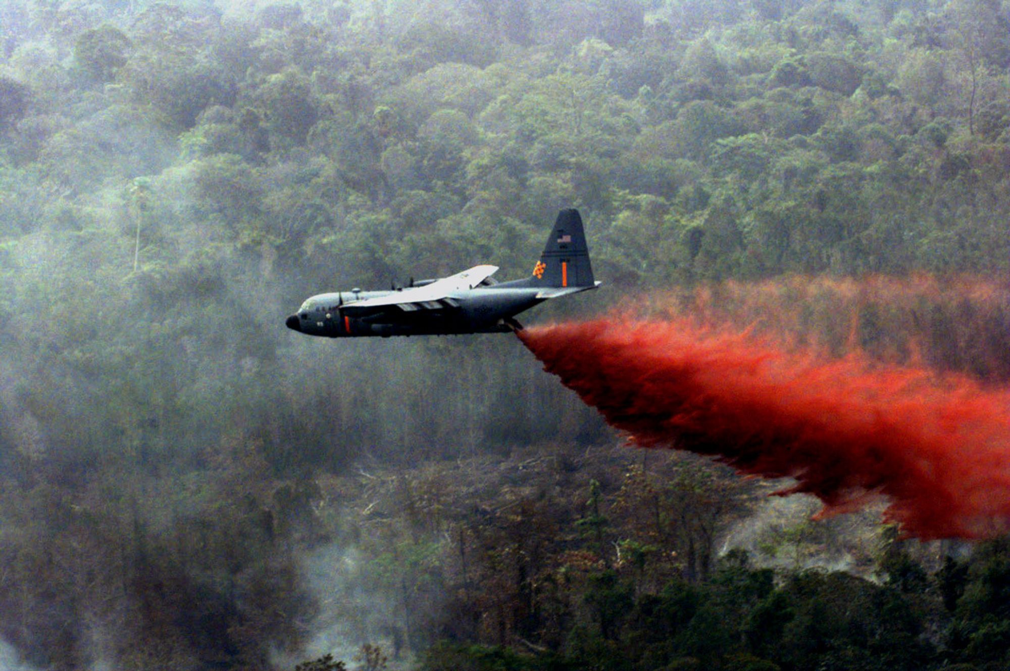 Et modulært brannslukkingssystem (MAFFS – Modular Airborne Fire Fighting System) lastes om bord et amerikansk C-130H Hercules-fly den 11. januar 2025 av USAF-reservens 302nd Airlift Wing ved Peterson Space Force Base i Colorado, USA.