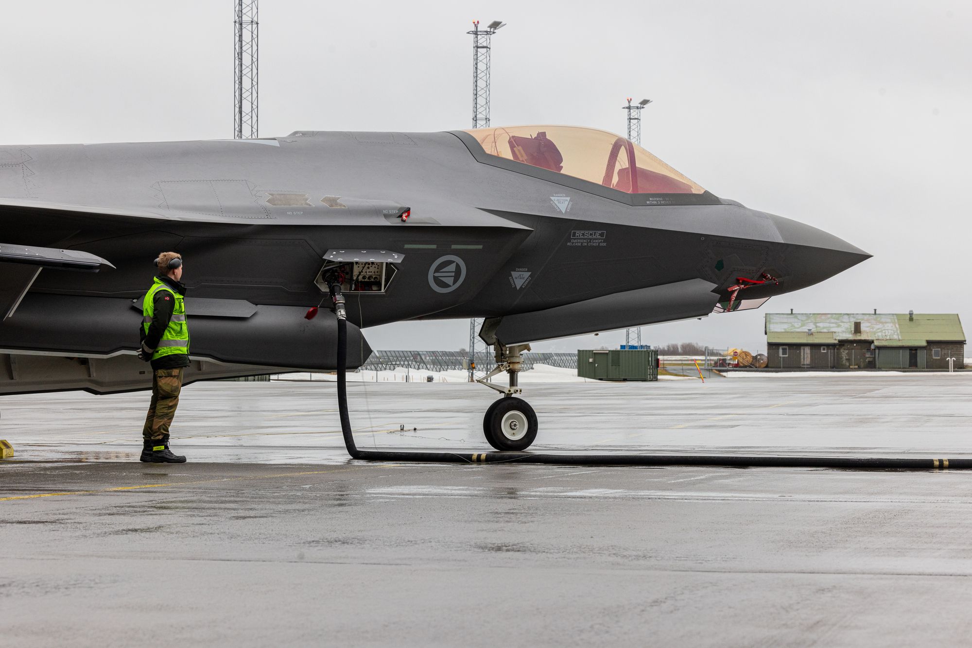 Her fylles tankene på F-35 med biodrivstoff. Ingen F-35 har aldri tidligere flydd med så mye biodrivstoff som ble demonstrert på Ørland denne uken.