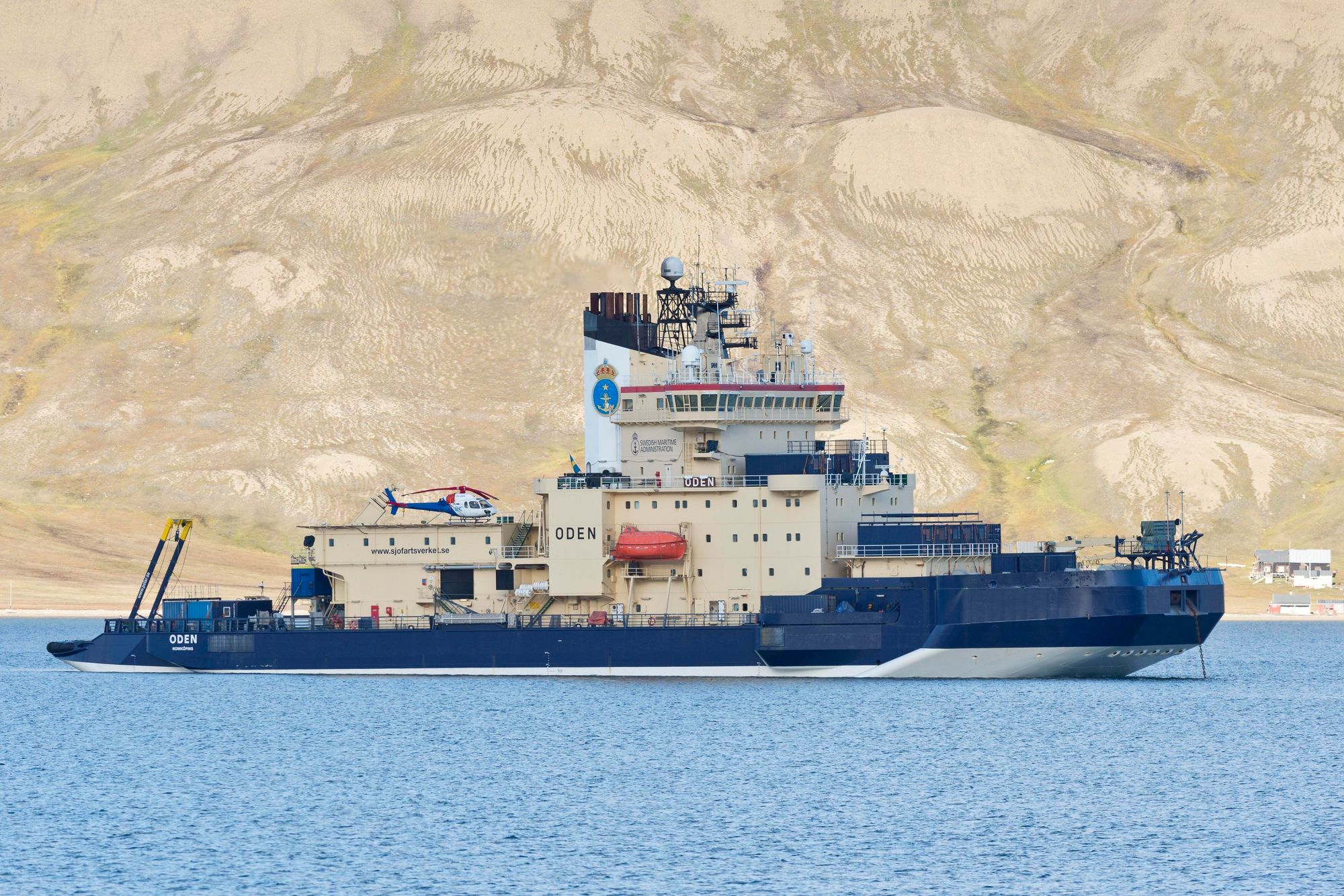 Den svenske isbryteren Oden, her fotografert i Isfjorden på Svalbard, skal brukes når den planlagte Polar Connect-kabelen skal legges på bunnen av Polhavet over Nordpolen. Den vil samarbeide med en ny isbryter som må bygges for at man skal klare å ta seg gjennom opptil fire meter tykk is.