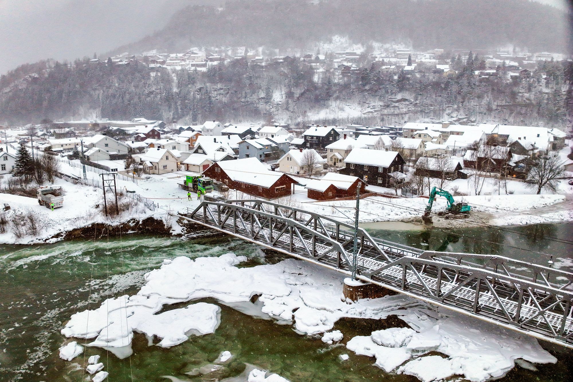 Høy vannføring og oppstuving av is førte til erosjon og bevegelser i landkaret på Otta bru. Slik så det ut på stedet den 22. januar, dagen etter at brua og Dovrebanen ble stengt.