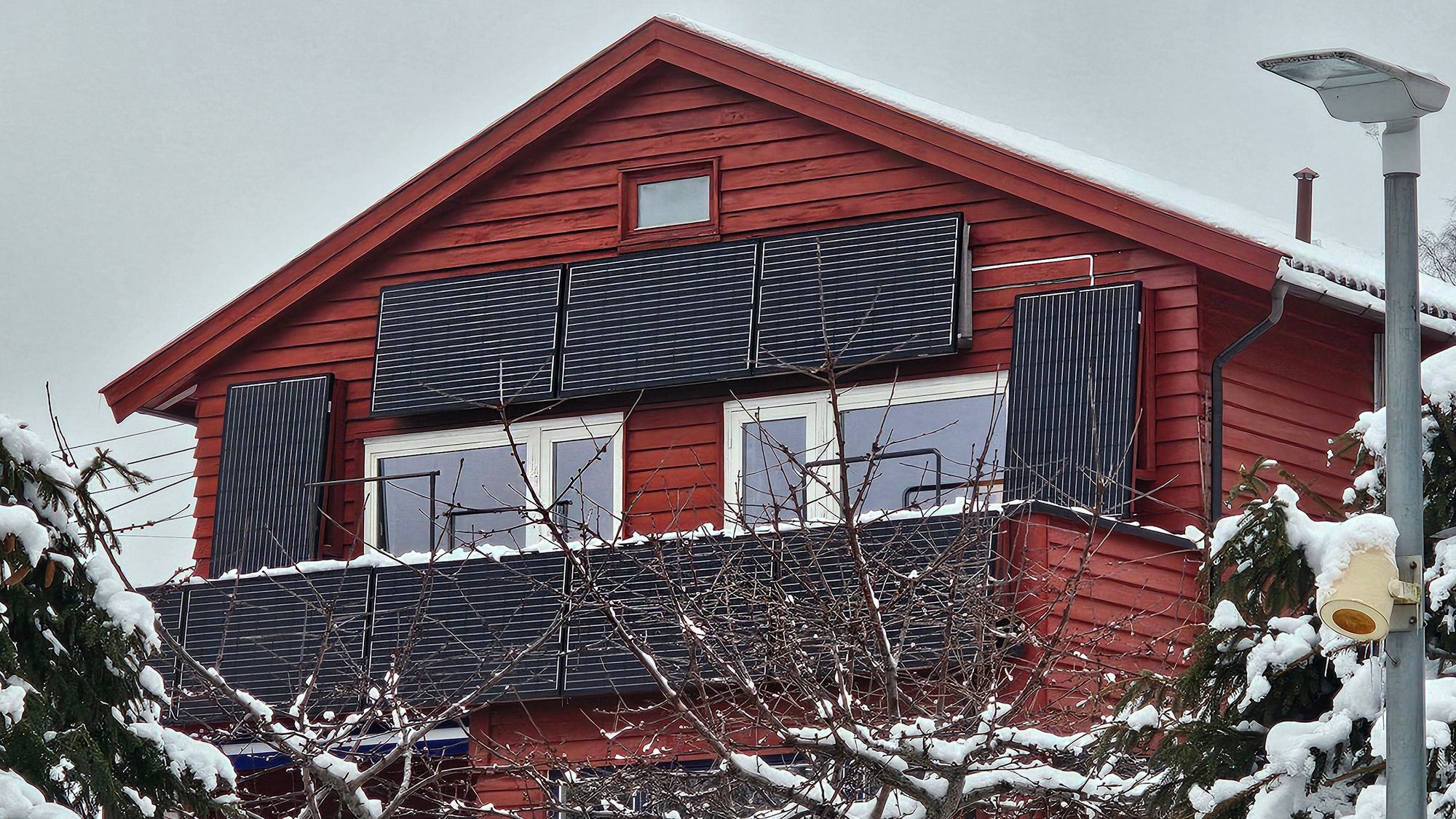 Solceller må ikke ligge på taket. En sørvendt husvegg kan være vel så effektiv når sola står lavt om vinteren.