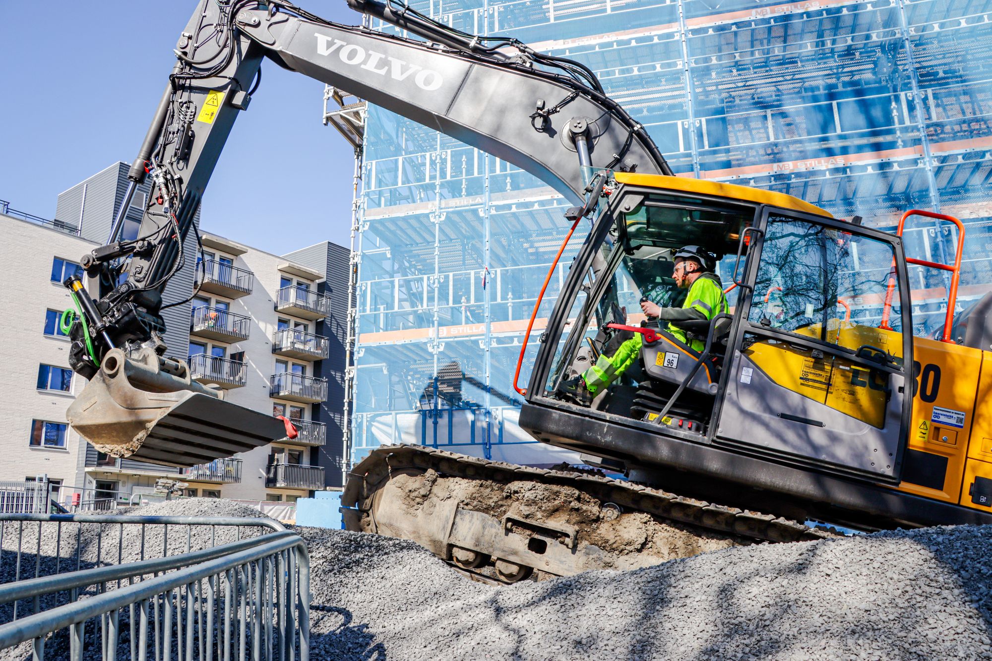 Bygg og anlegg står for en stor andel av utslippene i Norge, og elektrifisering av byggeplassene er ett av mange nødvendige klimatiltak. Bildet viser en elektrisk graver på Sophies Minde byggeplass i Oslo. 